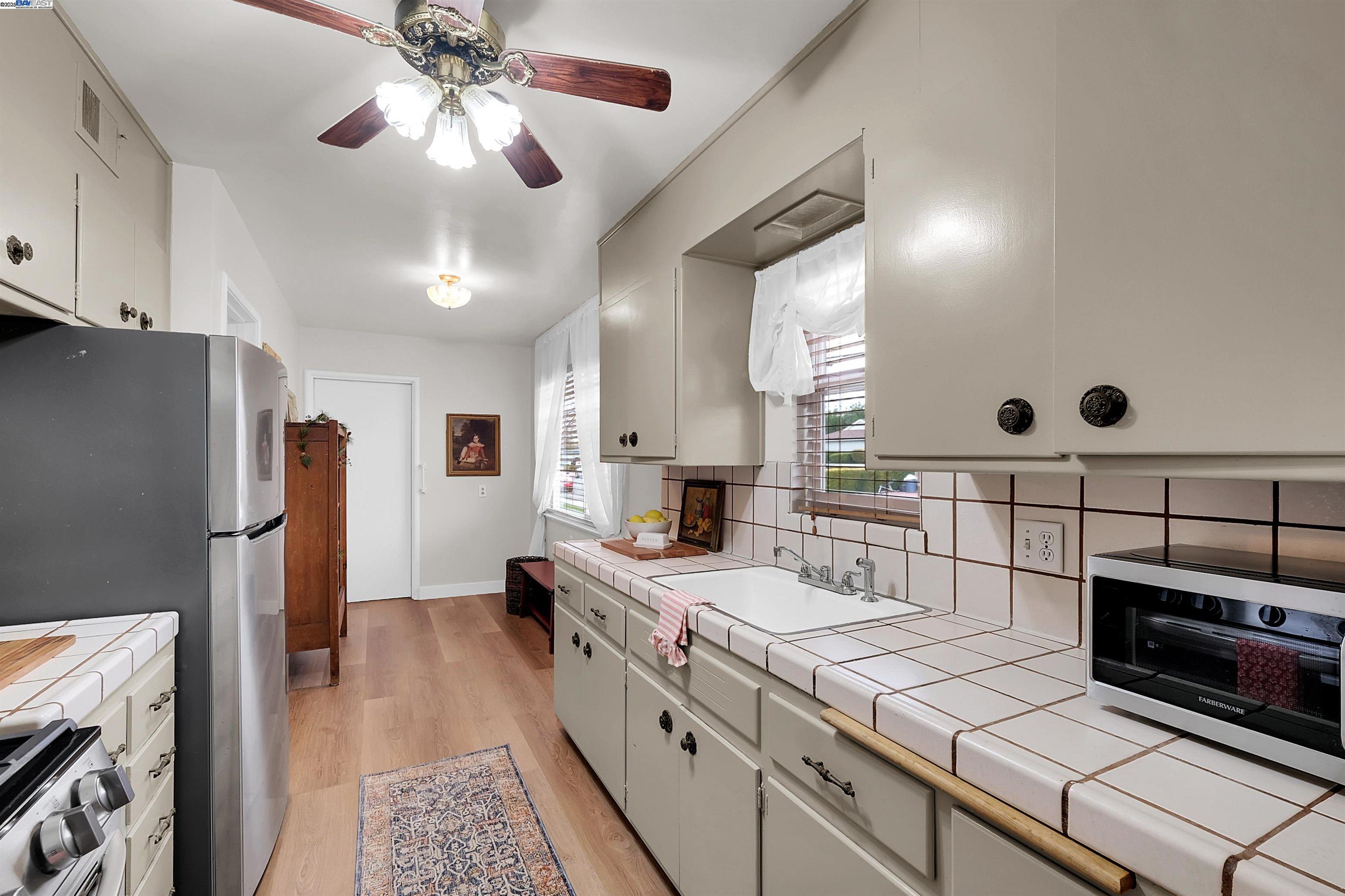 Detail Gallery Image 13 of 34 For 15835 via Seco, San Lorenzo,  CA 94580 - 3 Beds | 2 Baths