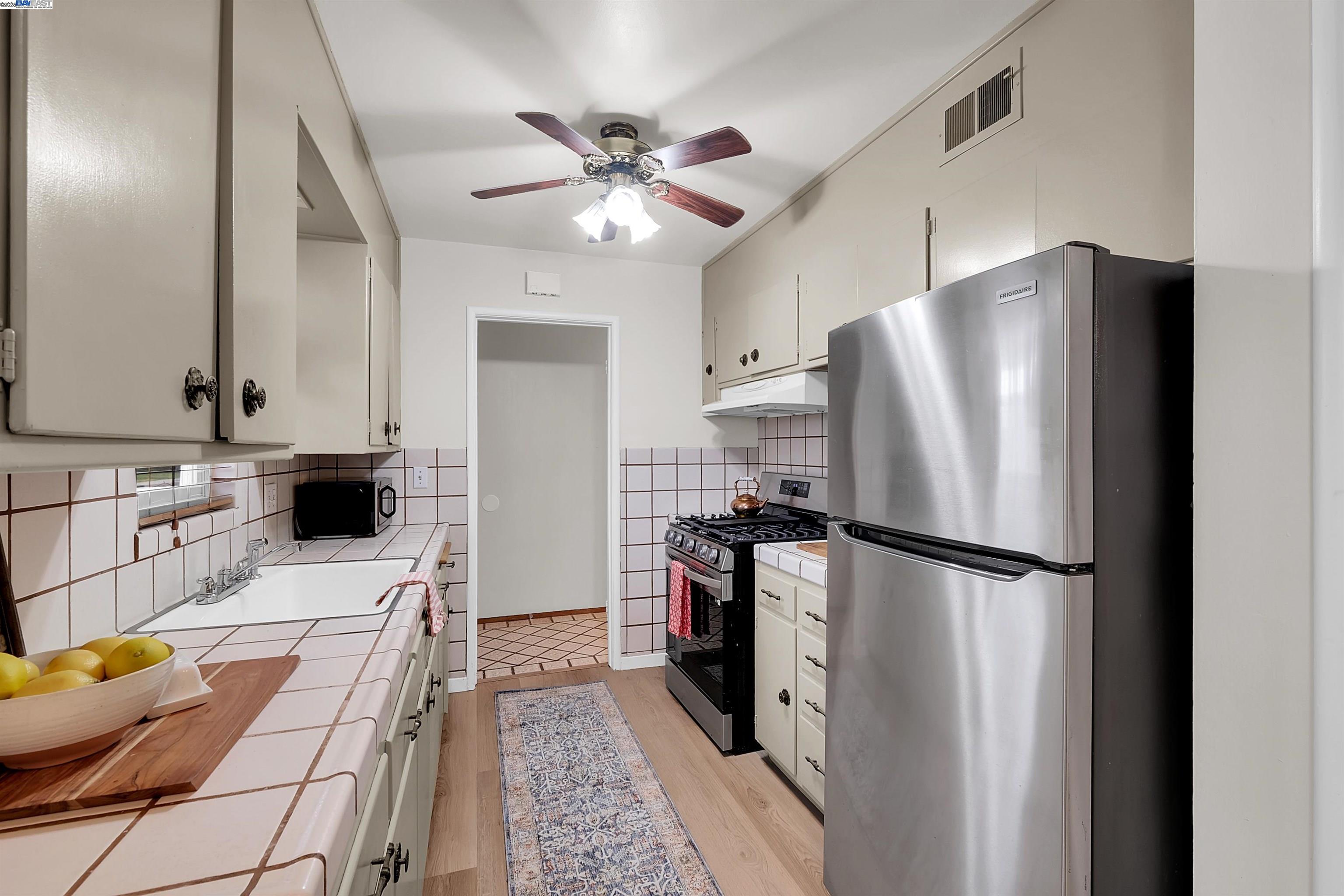 Detail Gallery Image 14 of 34 For 15835 via Seco, San Lorenzo,  CA 94580 - 3 Beds | 2 Baths