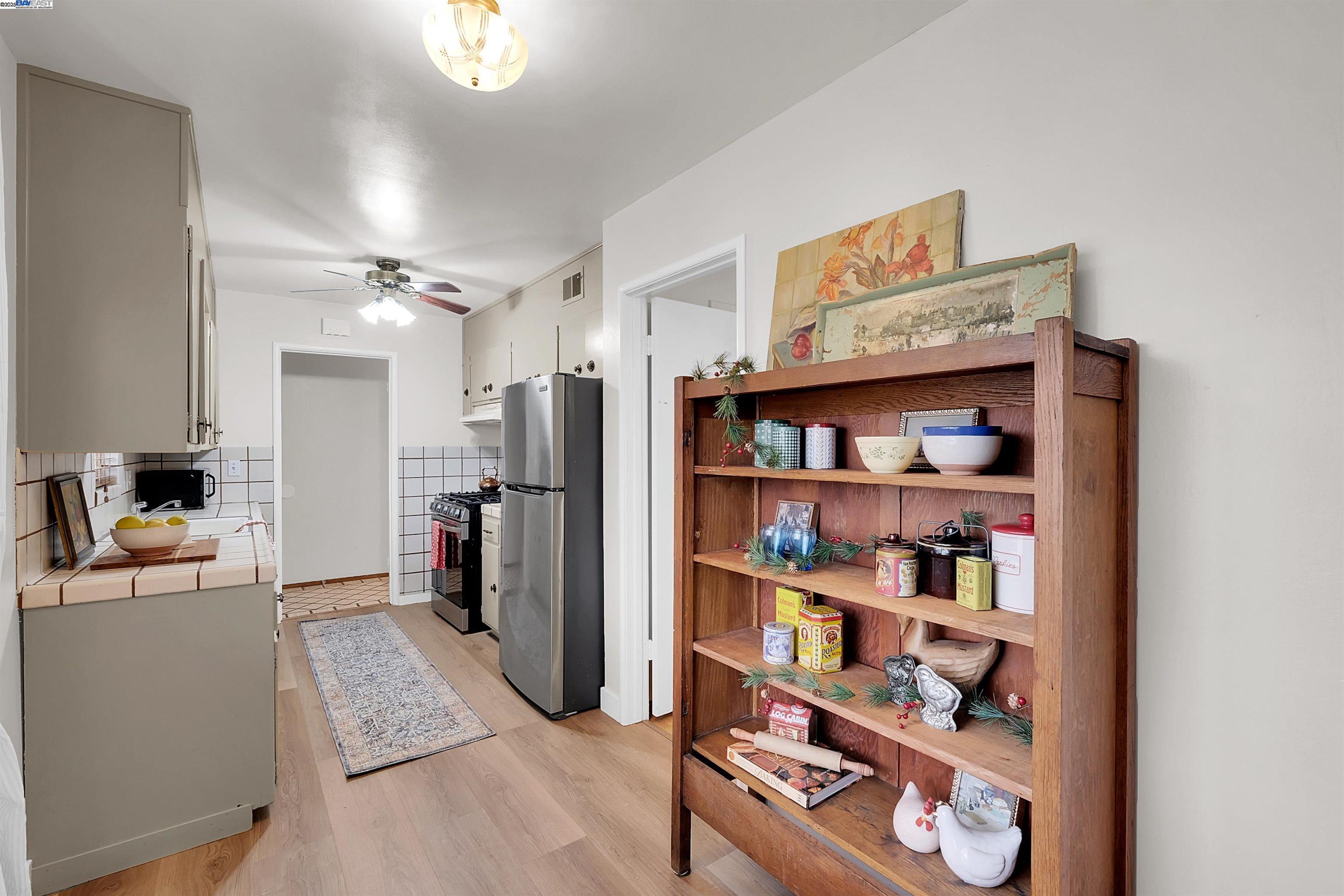 Detail Gallery Image 16 of 34 For 15835 via Seco, San Lorenzo,  CA 94580 - 3 Beds | 2 Baths