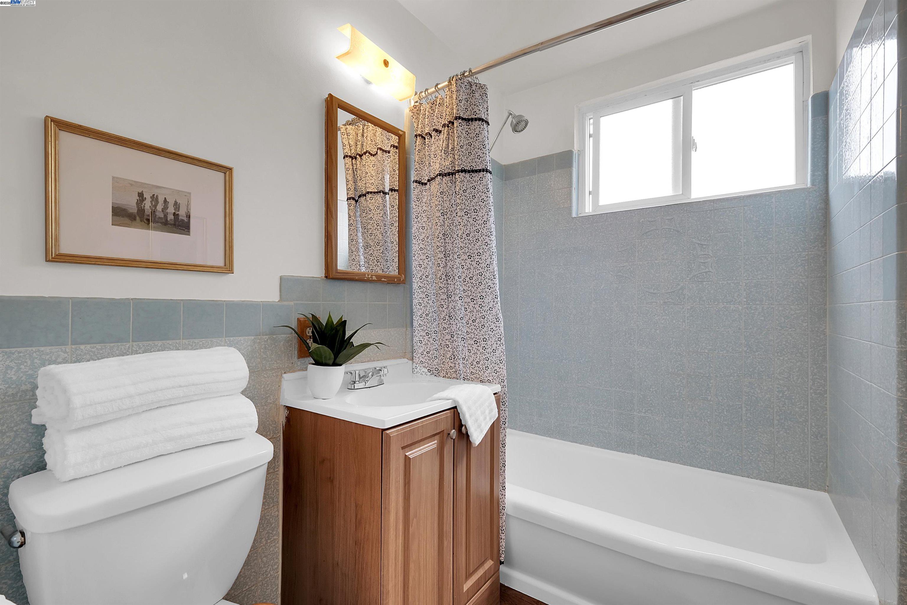Detail Gallery Image 26 of 34 For 15835 via Seco, San Lorenzo,  CA 94580 - 3 Beds | 2 Baths