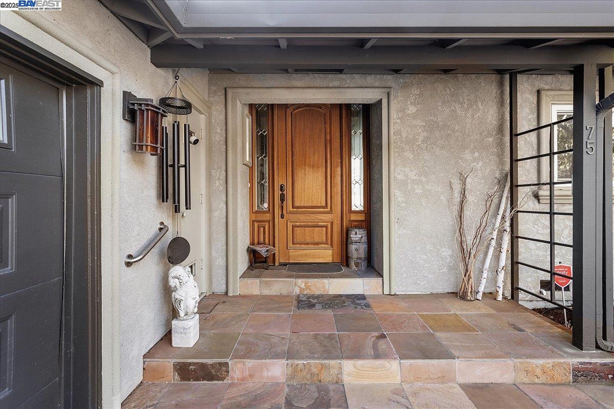 Detail Gallery Image 2 of 24 For 75 Chadbourne Way, Oakland,  CA 94619 - 5 Beds | 2/1 Baths