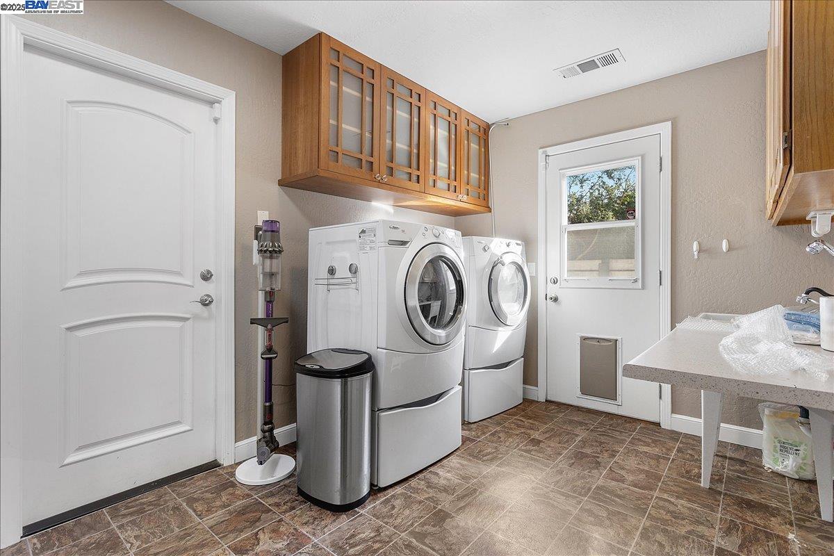 Detail Gallery Image 10 of 24 For 75 Chadbourne Way, Oakland,  CA 94619 - 5 Beds | 2/1 Baths