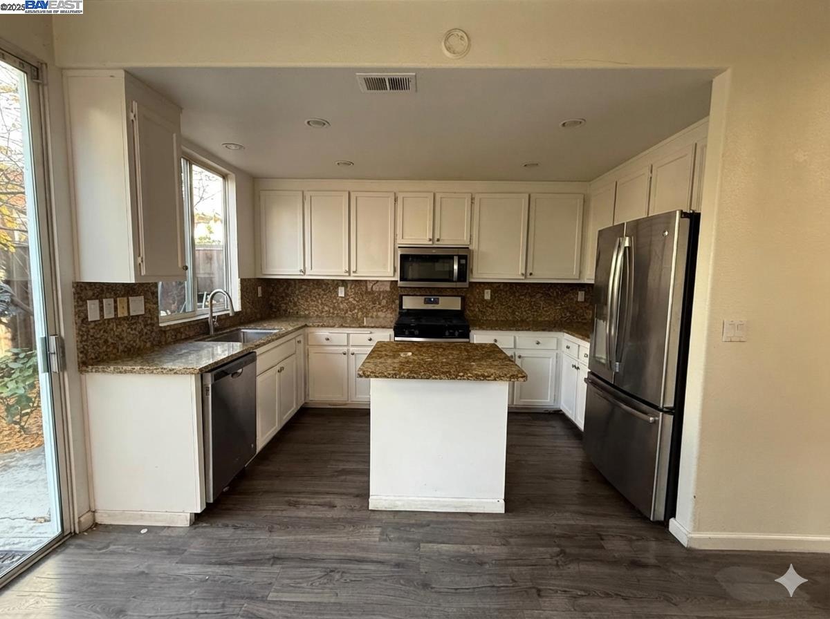 Detail Gallery Image 2 of 11 For 39965 Potrero Dr, Newark,  CA 94560 - 4 Beds | 3 Baths