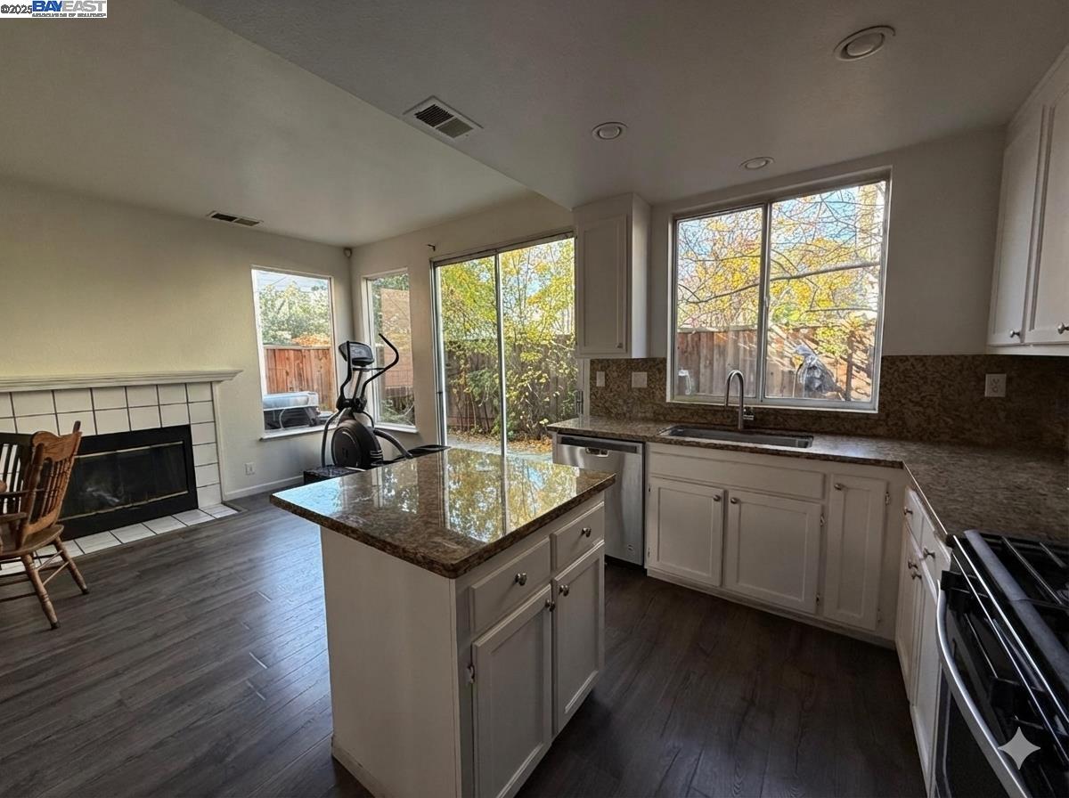 Detail Gallery Image 5 of 11 For 39965 Potrero Dr, Newark,  CA 94560 - 4 Beds | 3 Baths