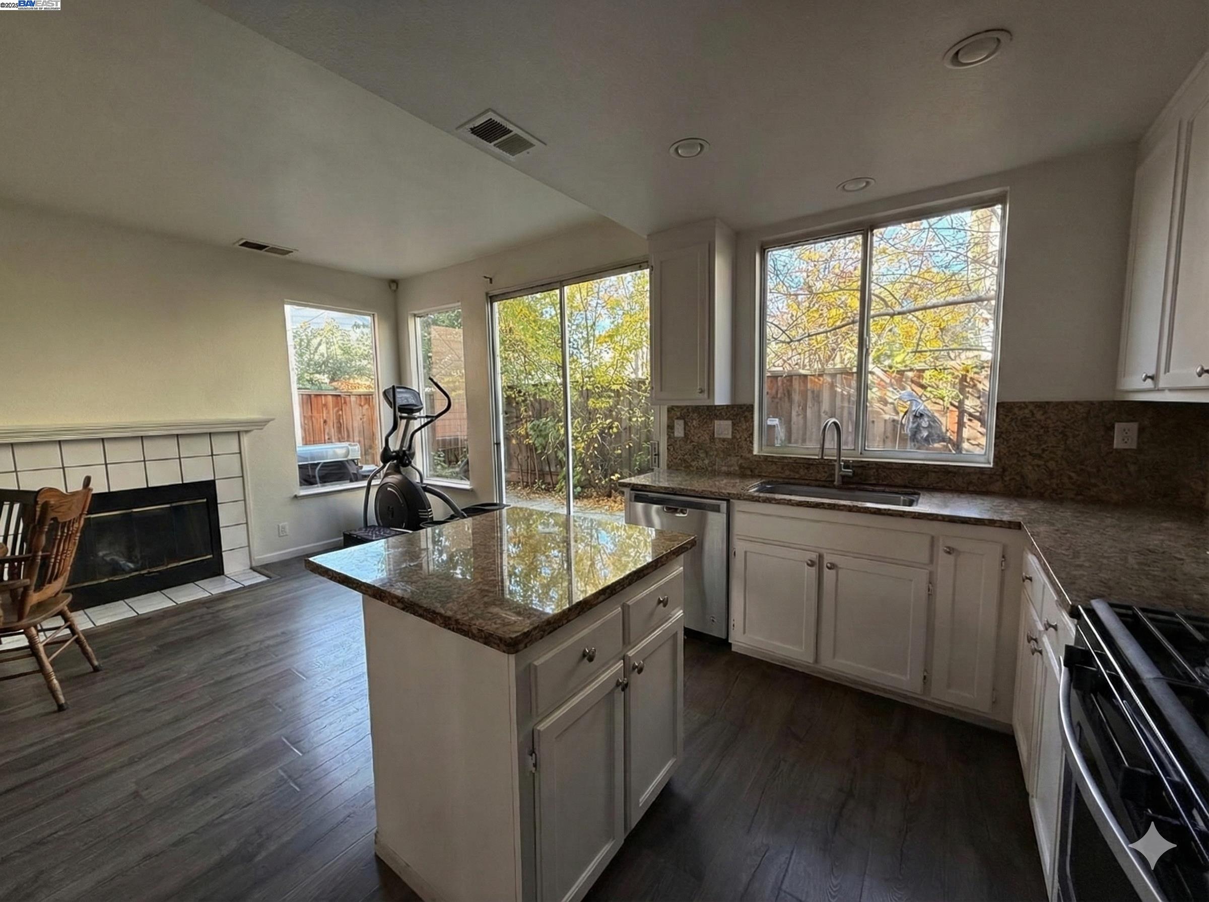 Detail Gallery Image 6 of 11 For 39965 Potrero Dr, Newark,  CA 94560 - 4 Beds | 3 Baths