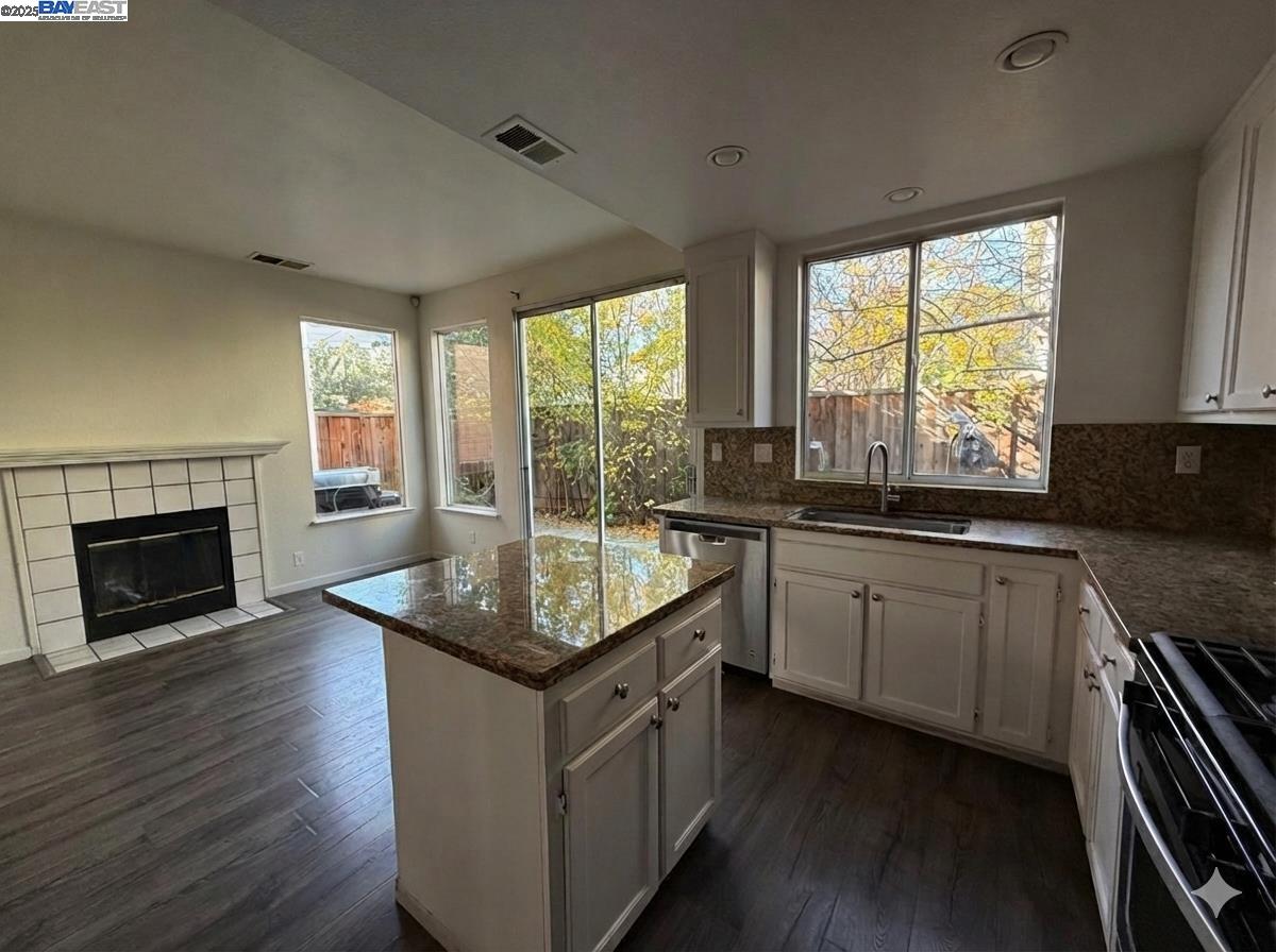 Detail Gallery Image 8 of 11 For 39965 Potrero Dr, Newark,  CA 94560 - 4 Beds | 3 Baths