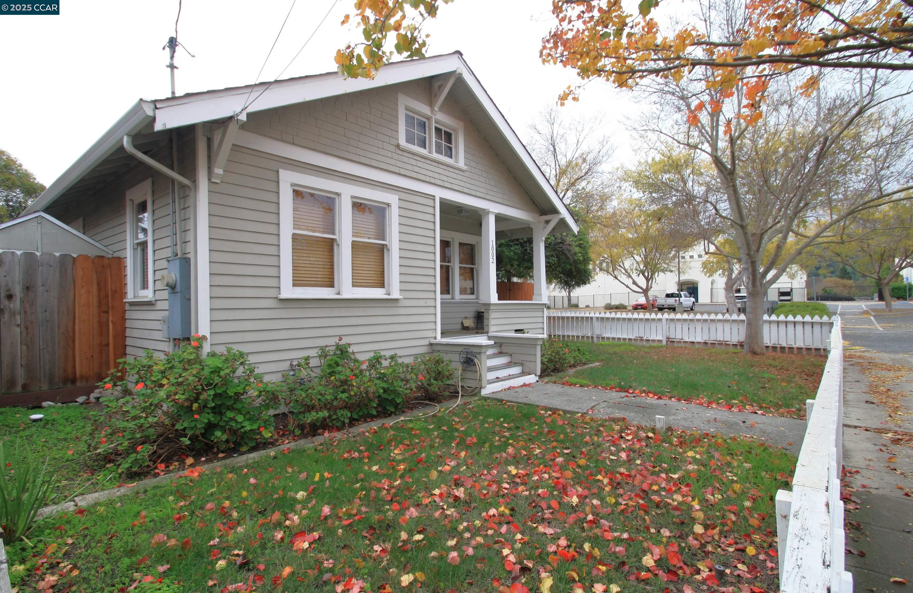 Detail Gallery Image 2 of 26 For 1002 Warren St, Martinez,  CA 94553 - 2 Beds | 1 Baths