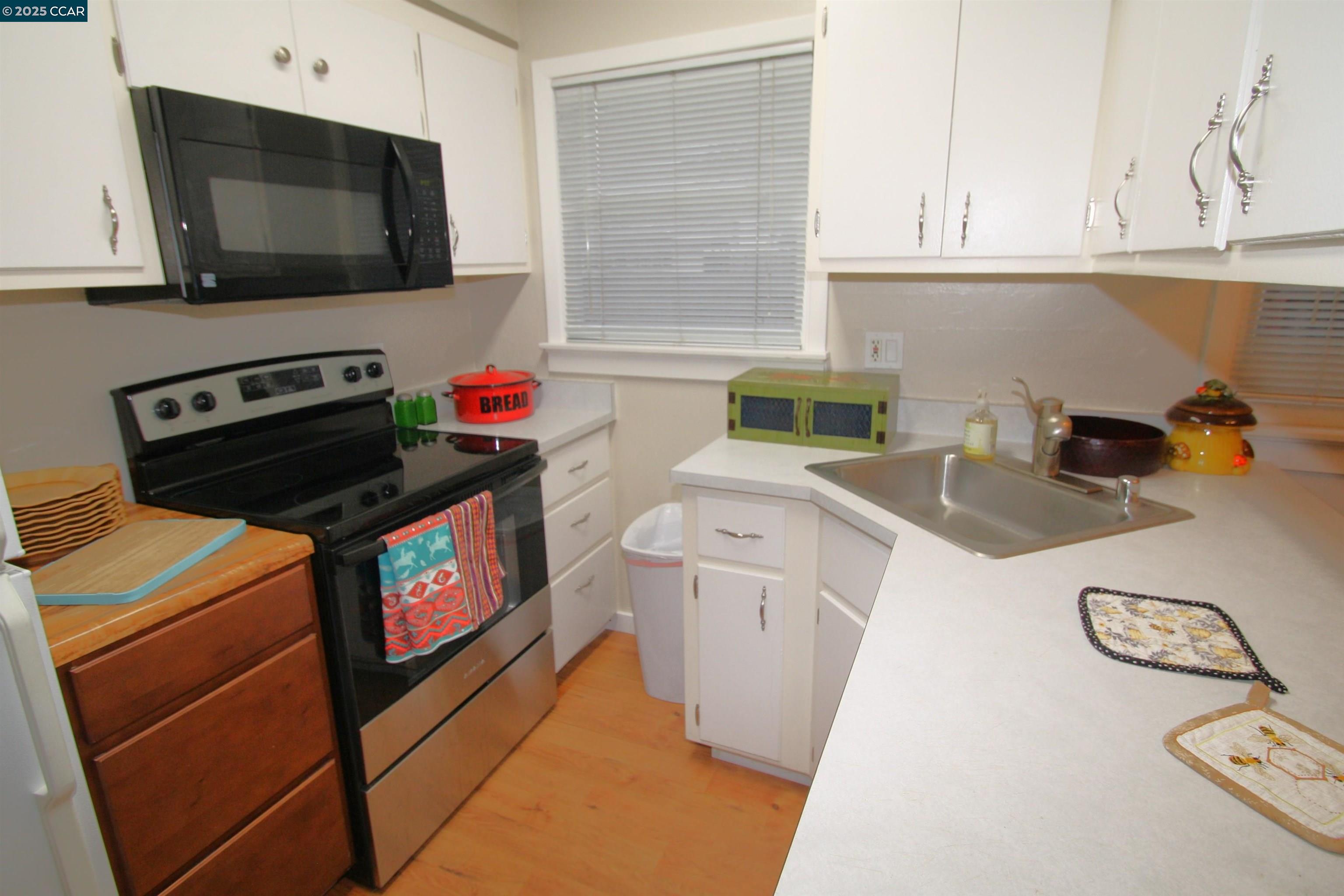 Detail Gallery Image 11 of 26 For 1002 Warren St, Martinez,  CA 94553 - 2 Beds | 1 Baths