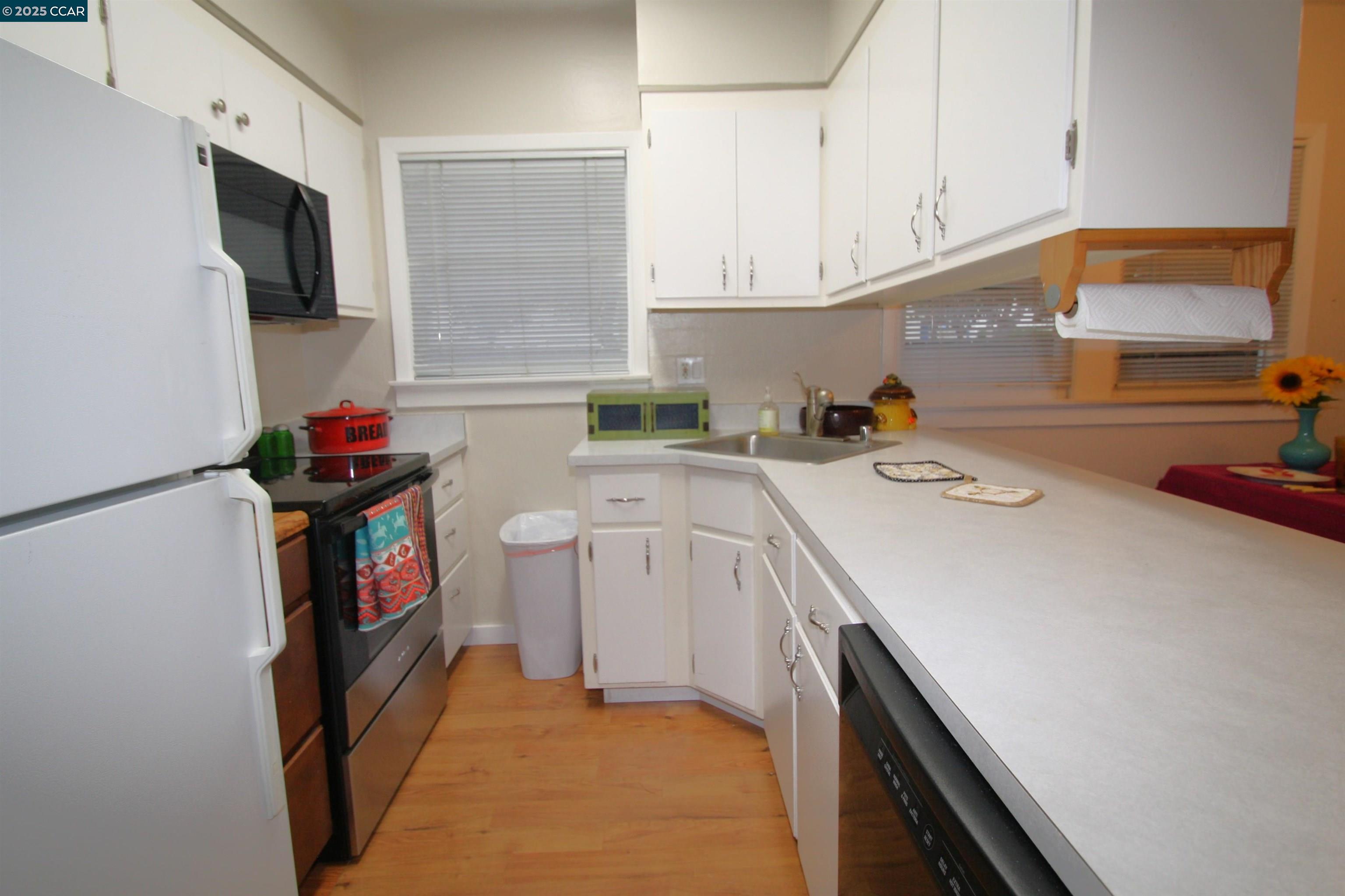 Detail Gallery Image 12 of 26 For 1002 Warren St, Martinez,  CA 94553 - 2 Beds | 1 Baths