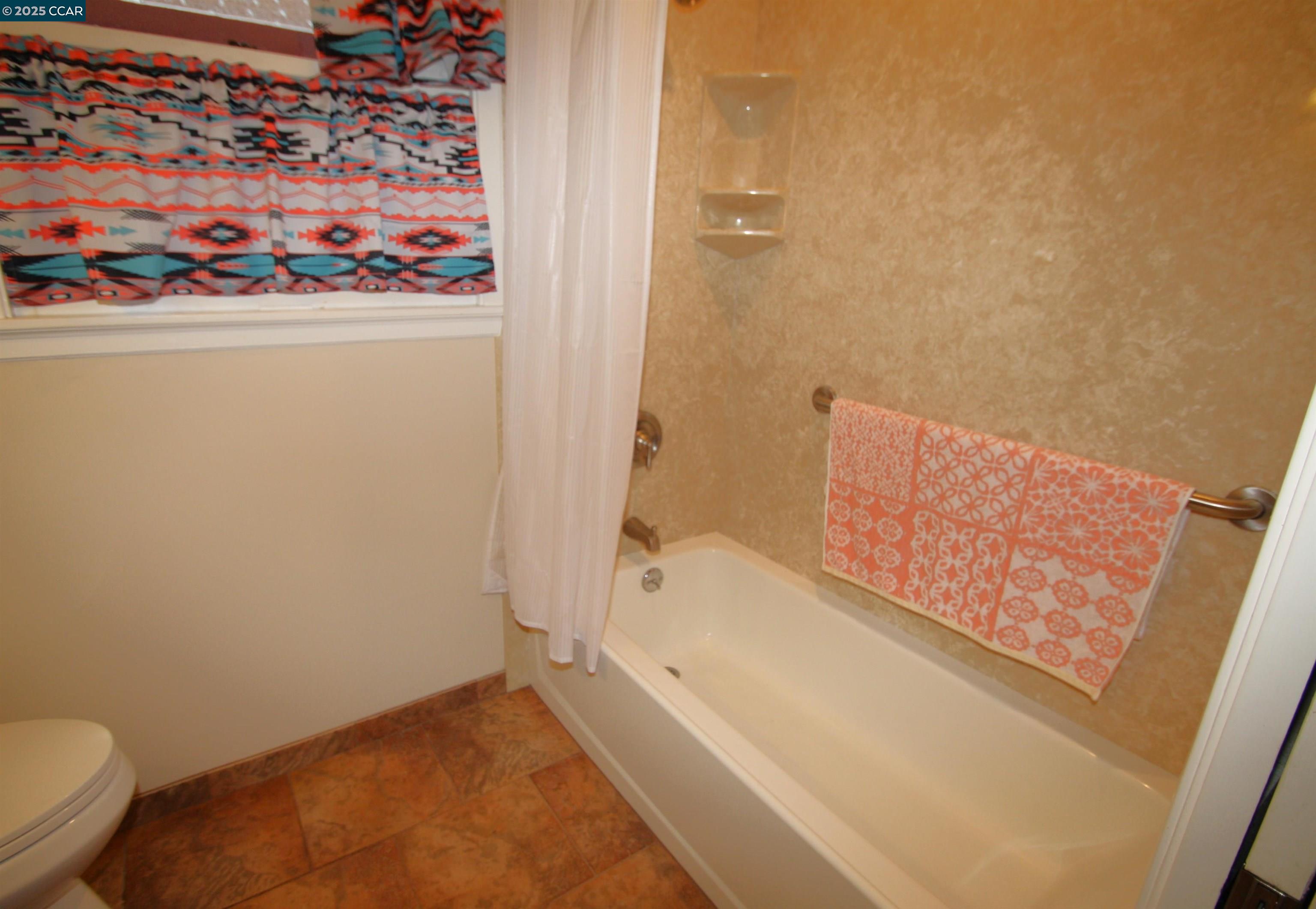 Detail Gallery Image 13 of 26 For 1002 Warren St, Martinez,  CA 94553 - 2 Beds | 1 Baths