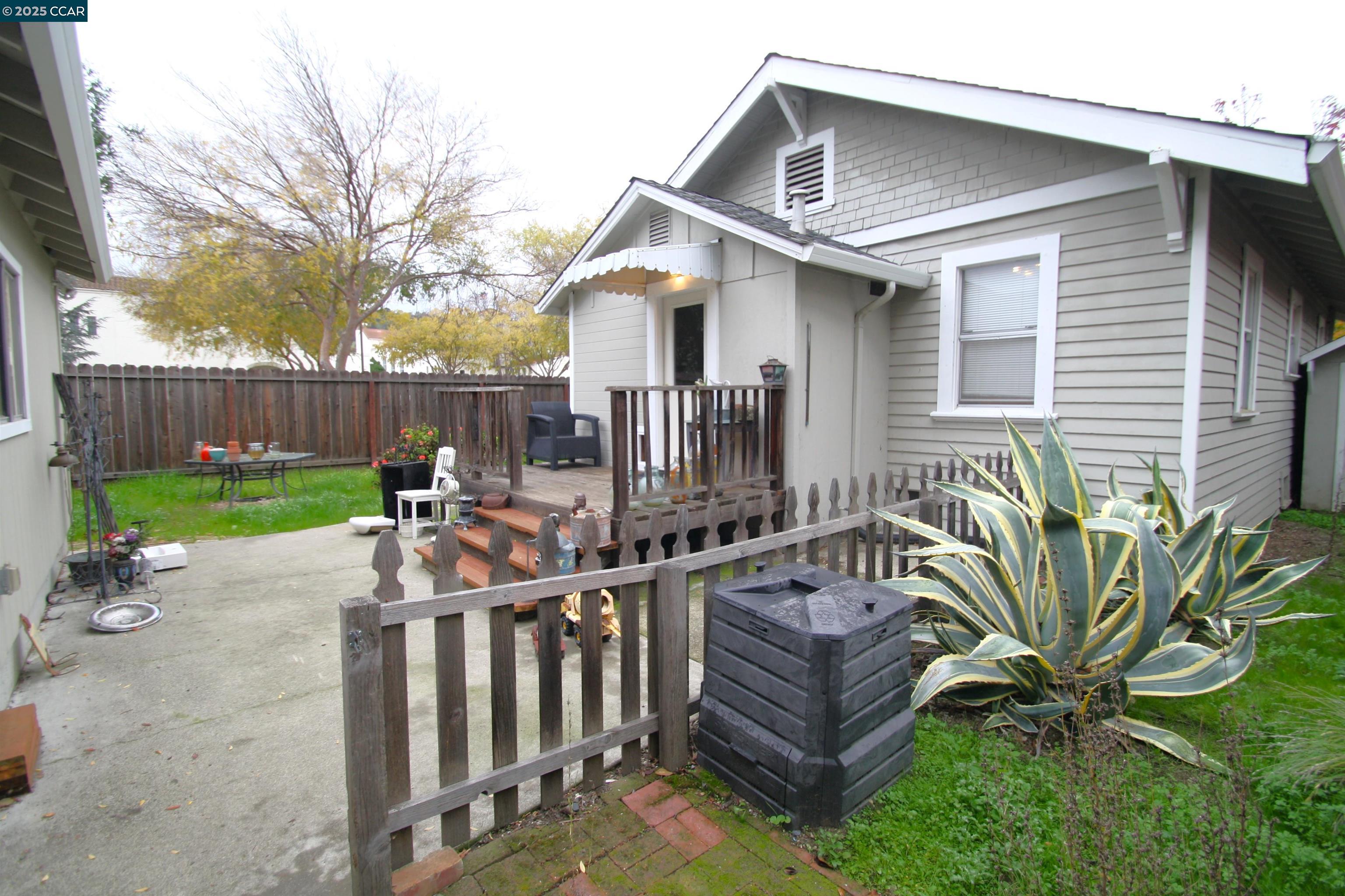 Detail Gallery Image 21 of 26 For 1002 Warren St, Martinez,  CA 94553 - 2 Beds | 1 Baths