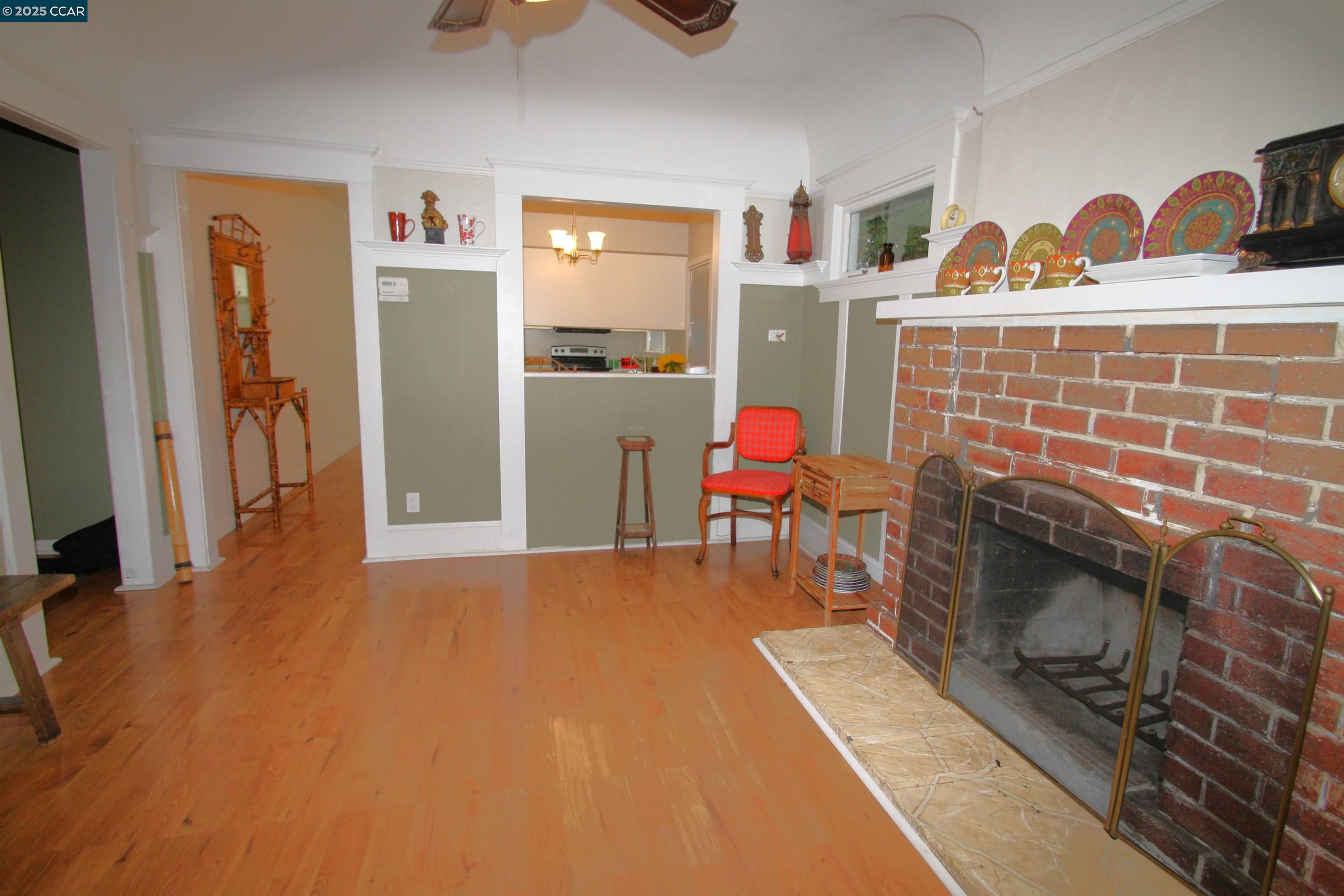 Detail Gallery Image 4 of 26 For 1002 Warren St, Martinez,  CA 94553 - 2 Beds | 1 Baths