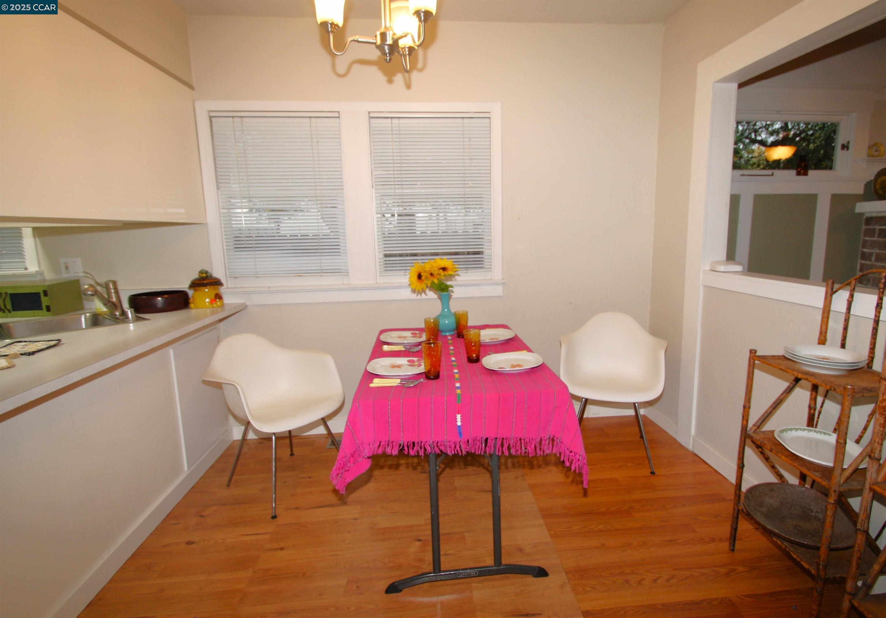 Detail Gallery Image 7 of 26 For 1002 Warren St, Martinez,  CA 94553 - 2 Beds | 1 Baths