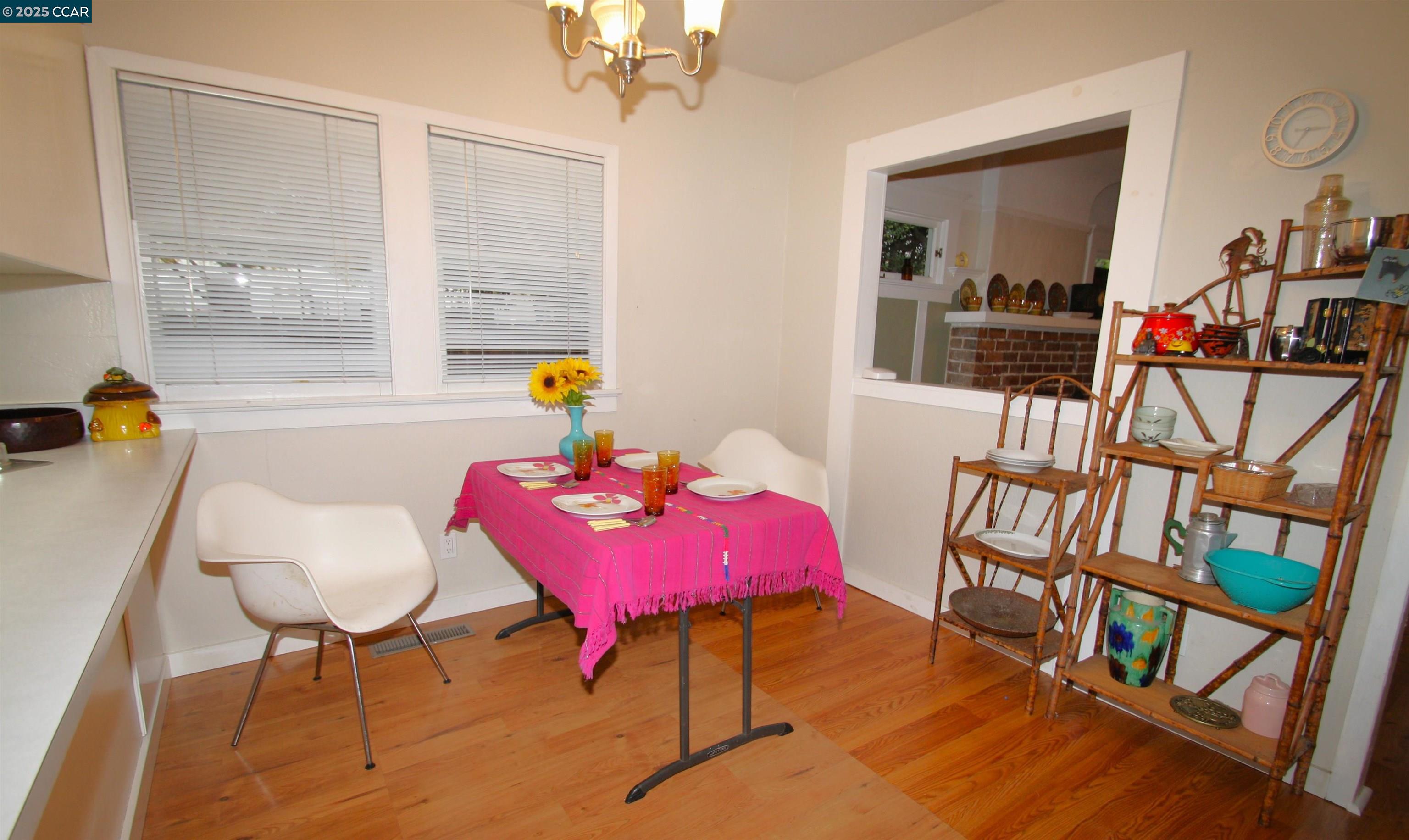 Detail Gallery Image 8 of 26 For 1002 Warren St, Martinez,  CA 94553 - 2 Beds | 1 Baths