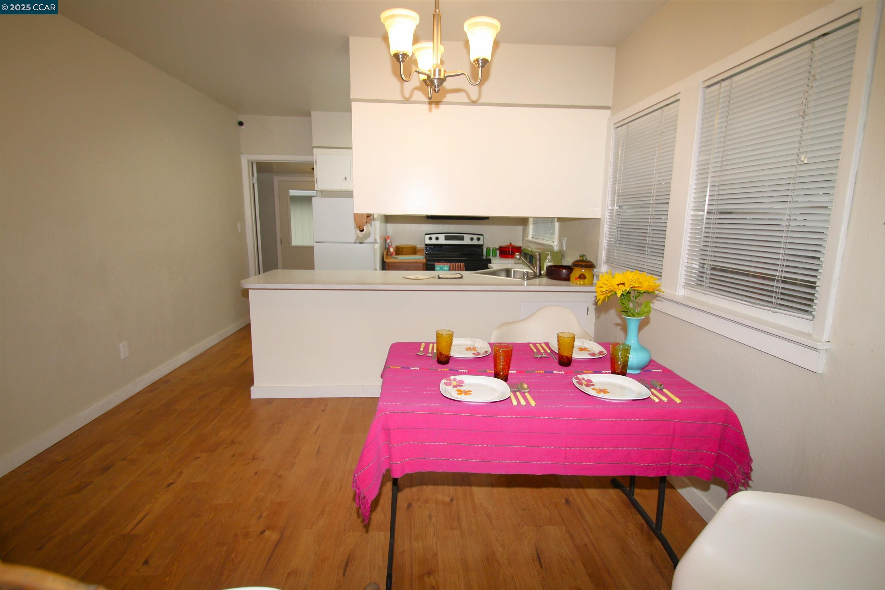 Detail Gallery Image 9 of 26 For 1002 Warren St, Martinez,  CA 94553 - 2 Beds | 1 Baths