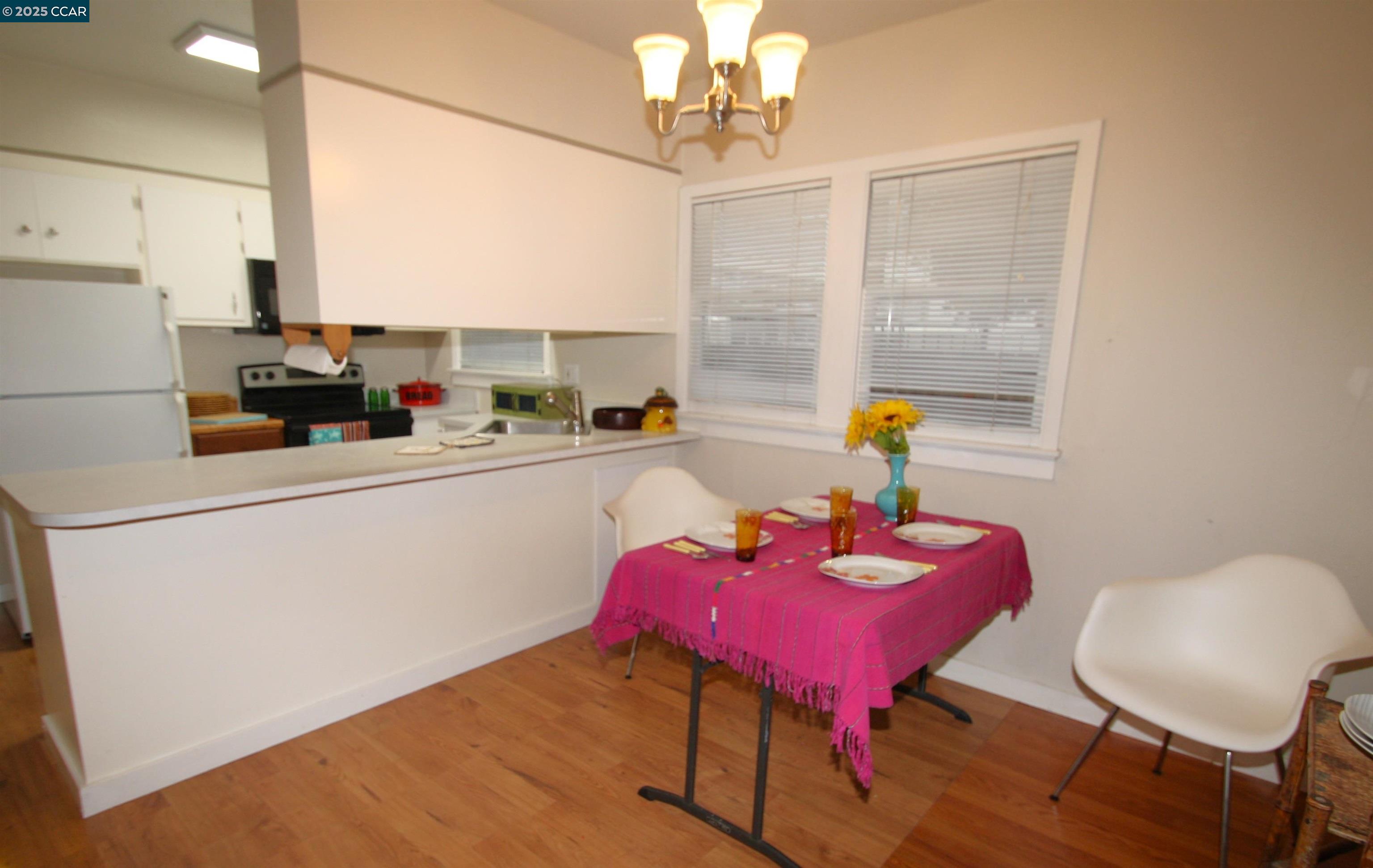 Detail Gallery Image 10 of 26 For 1002 Warren St, Martinez,  CA 94553 - 2 Beds | 1 Baths