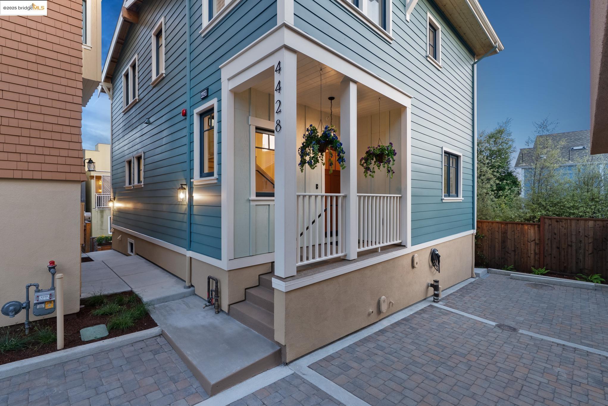 Detail Gallery Image 2 of 38 For 4428 Howe St, Oakland,  CA 94611 - 4 Beds | 3/1 Baths