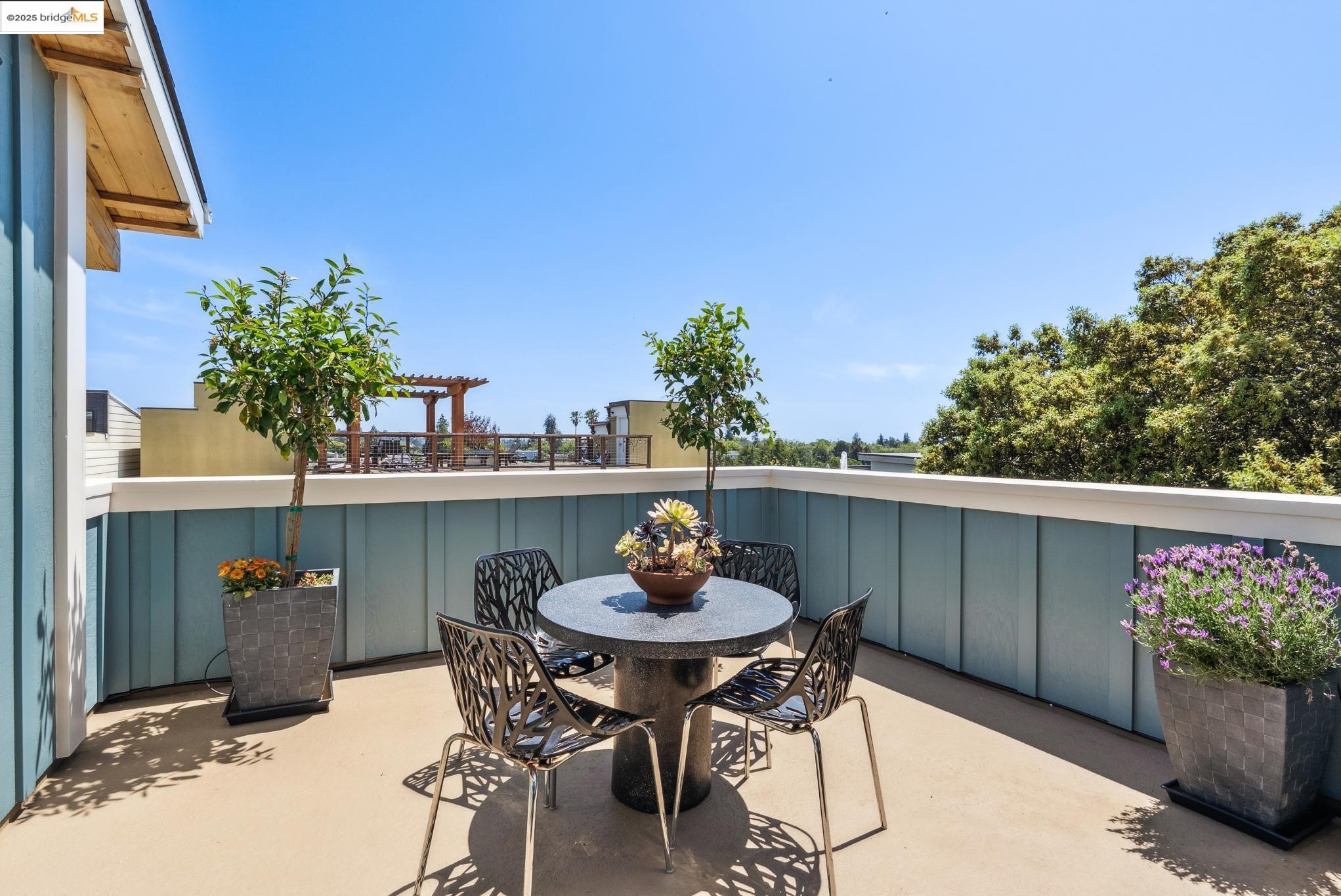 Detail Gallery Image 15 of 38 For 4428 Howe St, Oakland,  CA 94611 - 4 Beds | 3/1 Baths