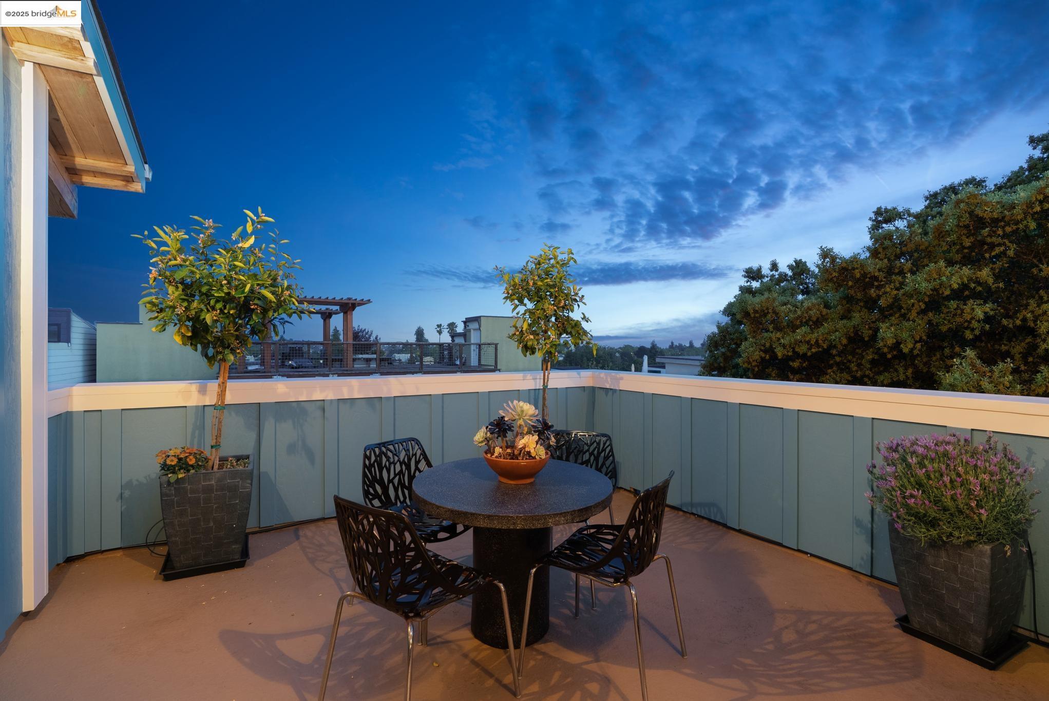 Detail Gallery Image 16 of 38 For 4428 Howe St, Oakland,  CA 94611 - 4 Beds | 3/1 Baths