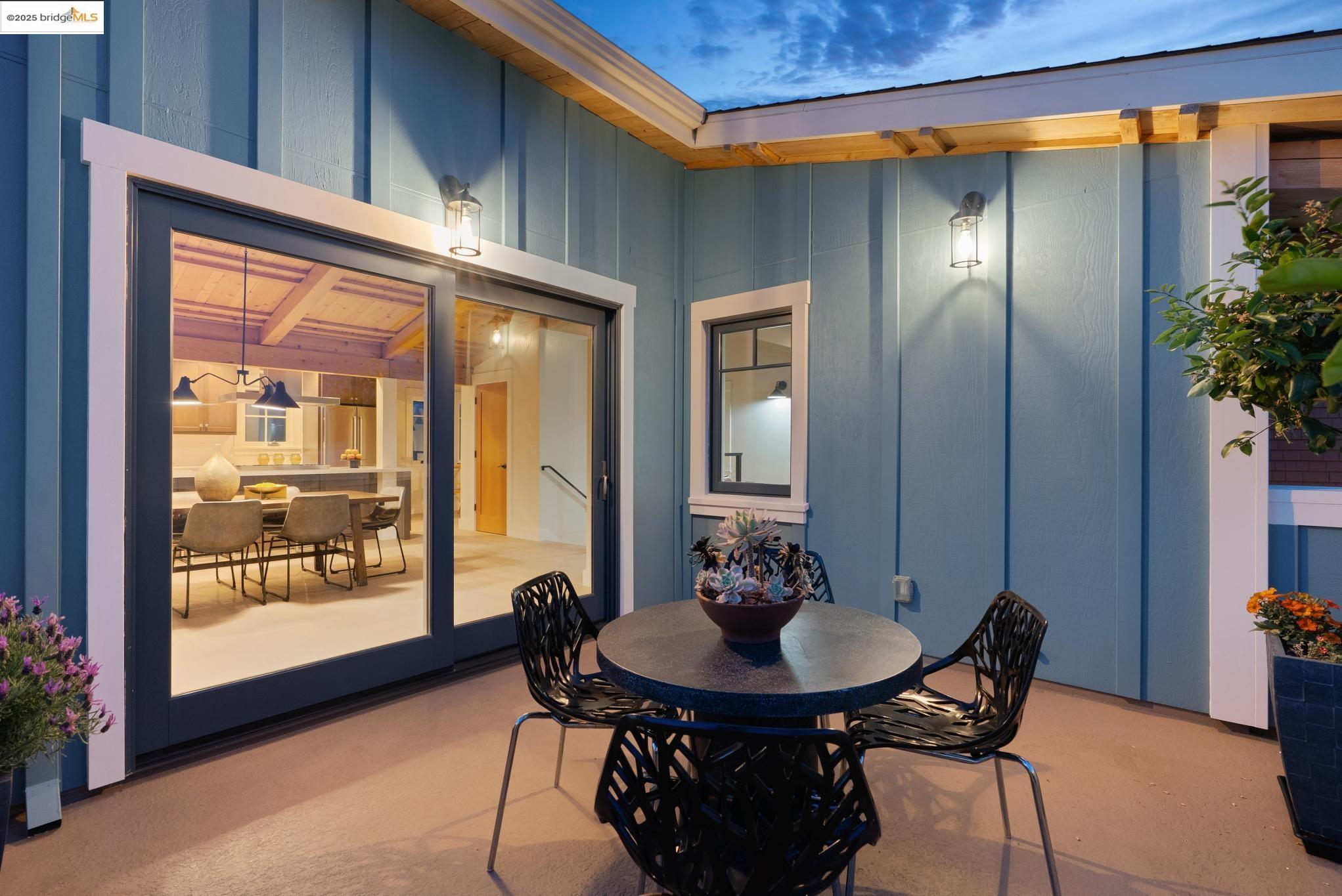 Detail Gallery Image 17 of 38 For 4428 Howe St, Oakland,  CA 94611 - 4 Beds | 3/1 Baths