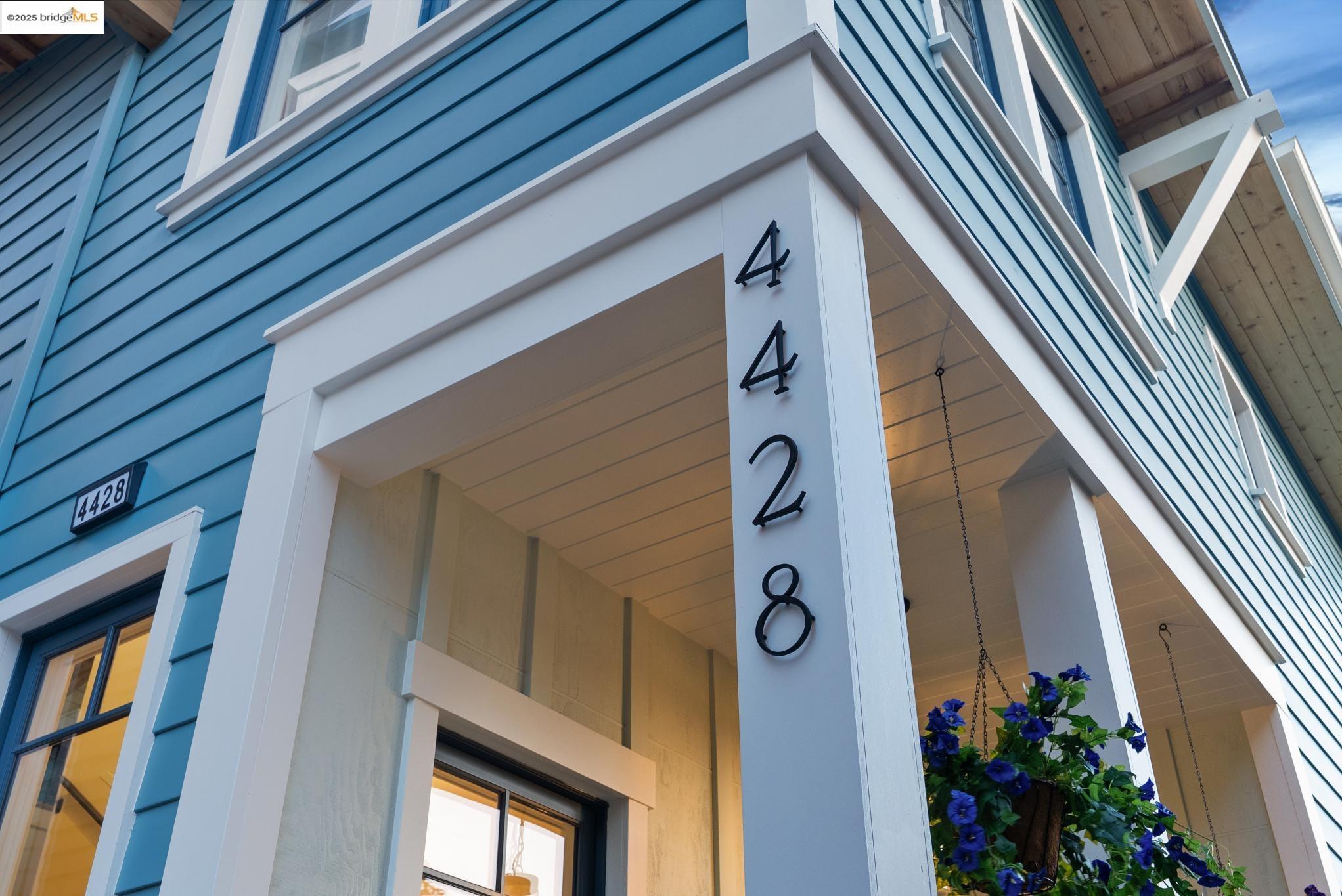 Detail Gallery Image 3 of 38 For 4428 Howe St, Oakland,  CA 94611 - 4 Beds | 3/1 Baths