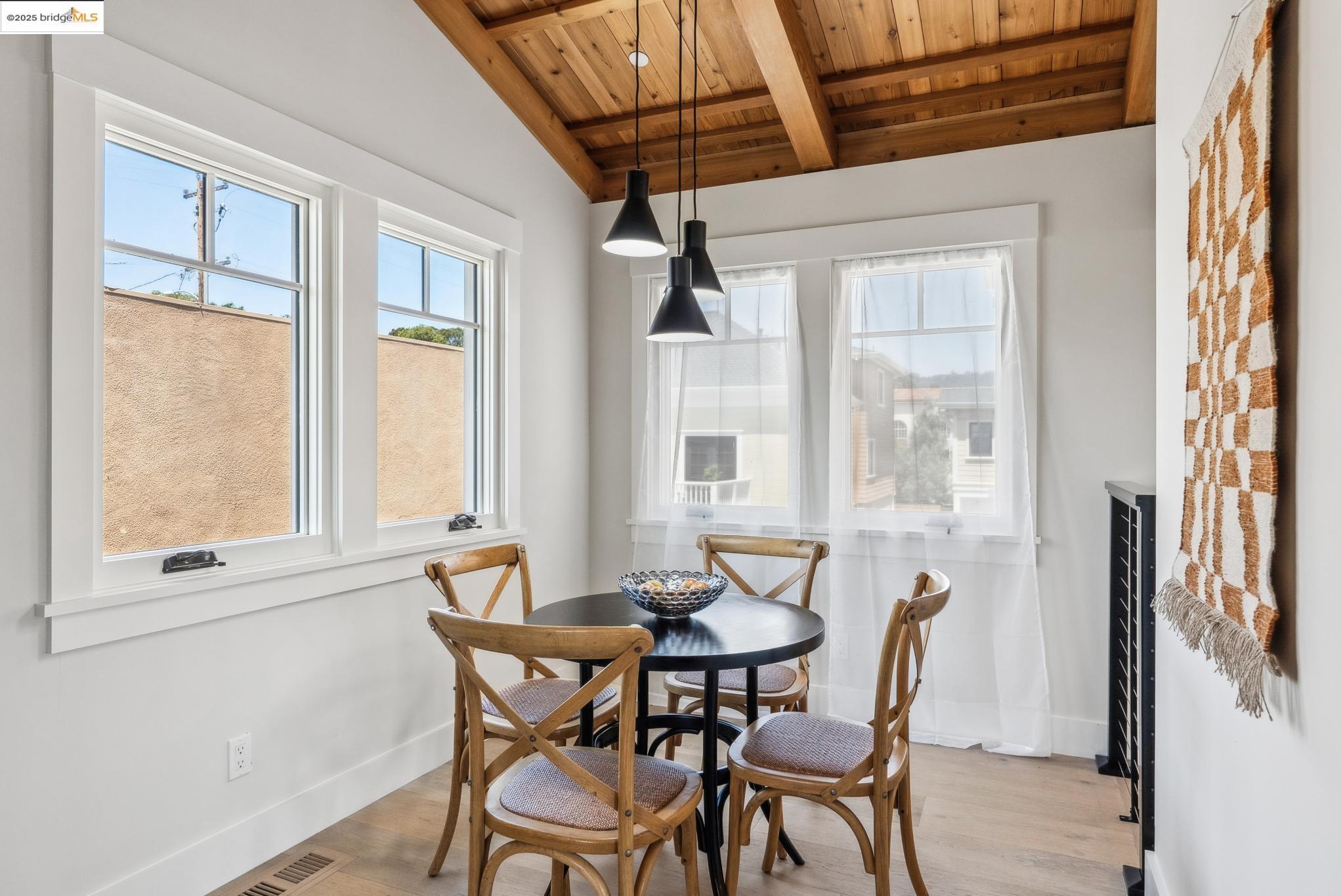 Detail Gallery Image 10 of 38 For 4428 Howe St, Oakland,  CA 94611 - 4 Beds | 3/1 Baths