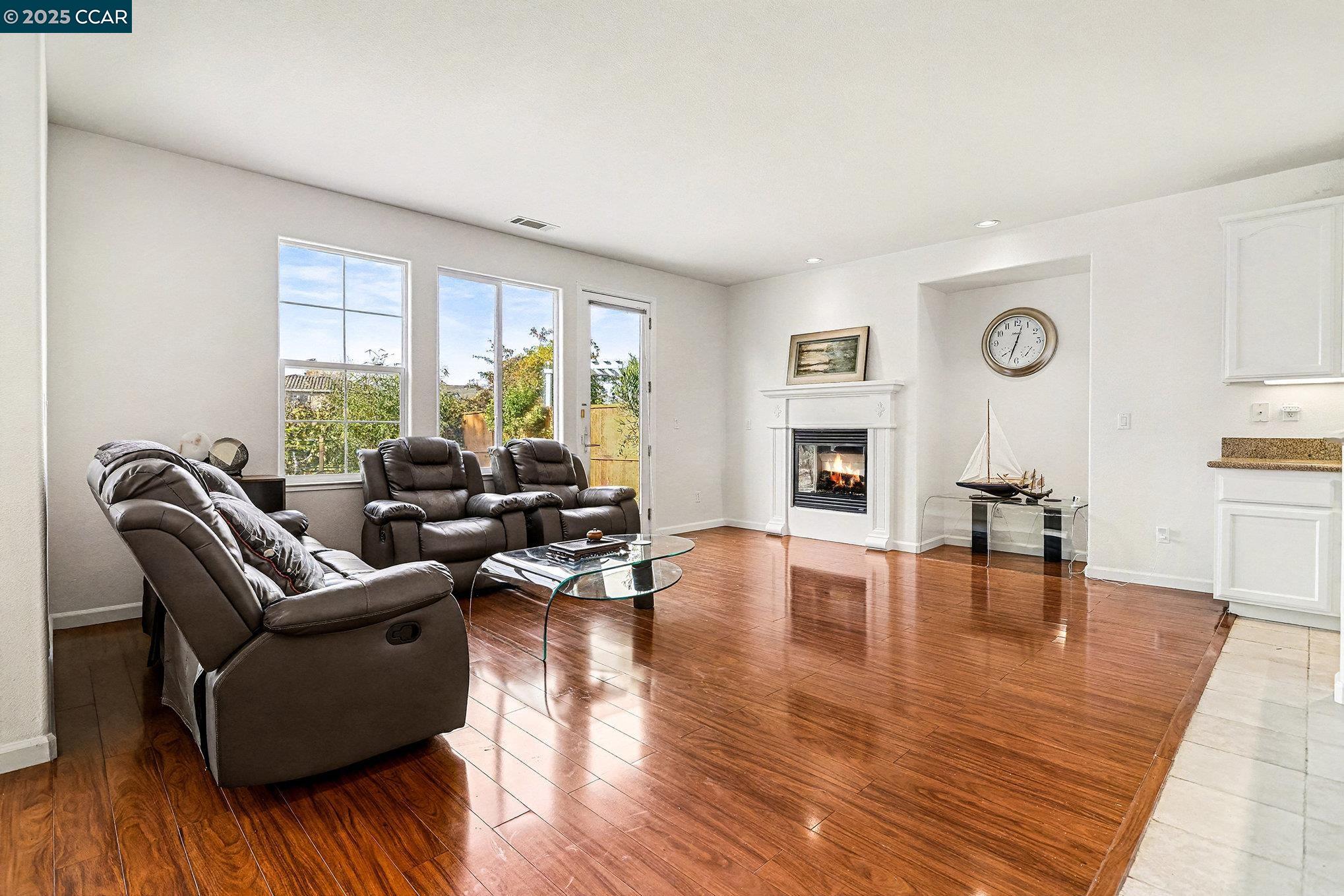 Detail Gallery Image 10 of 42 For 5701 Oakmont Dr, Richmond,  CA 94806 - 5 Beds | 3 Baths