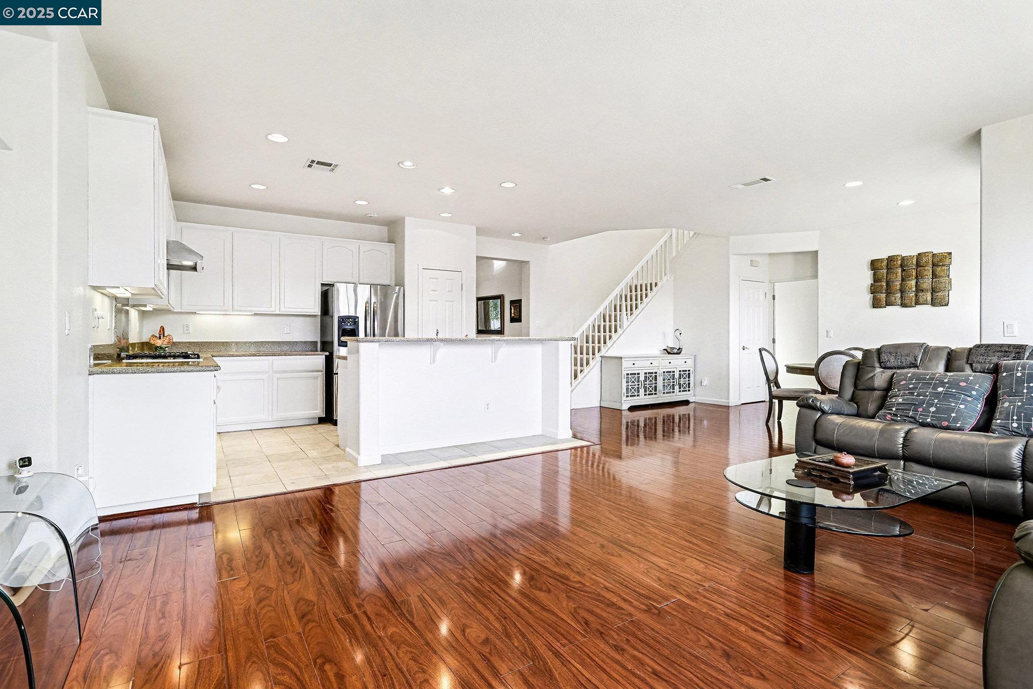 Detail Gallery Image 12 of 42 For 5701 Oakmont Dr, Richmond,  CA 94806 - 5 Beds | 3 Baths