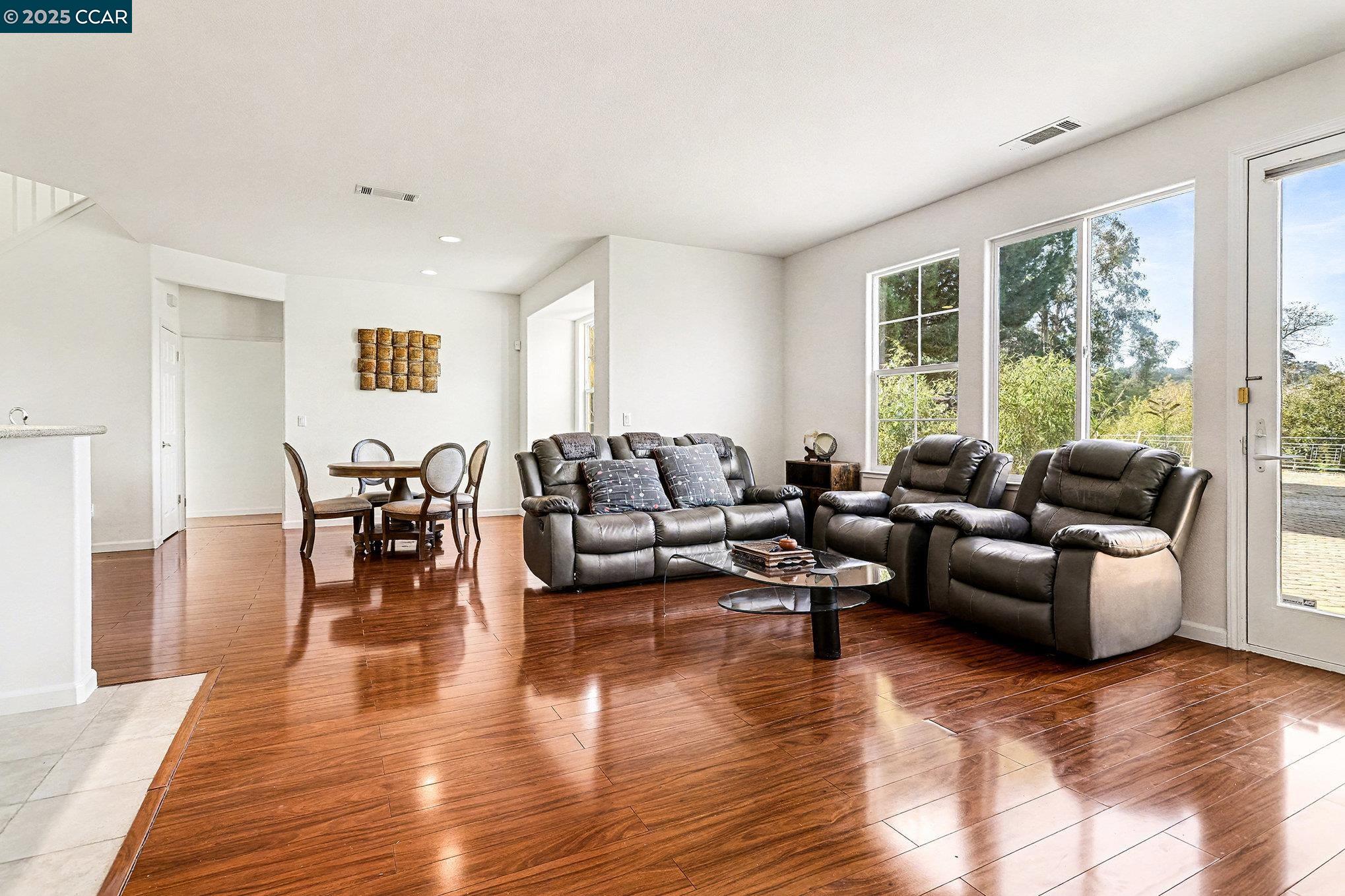 Detail Gallery Image 11 of 42 For 5701 Oakmont Dr, Richmond,  CA 94806 - 5 Beds | 3 Baths