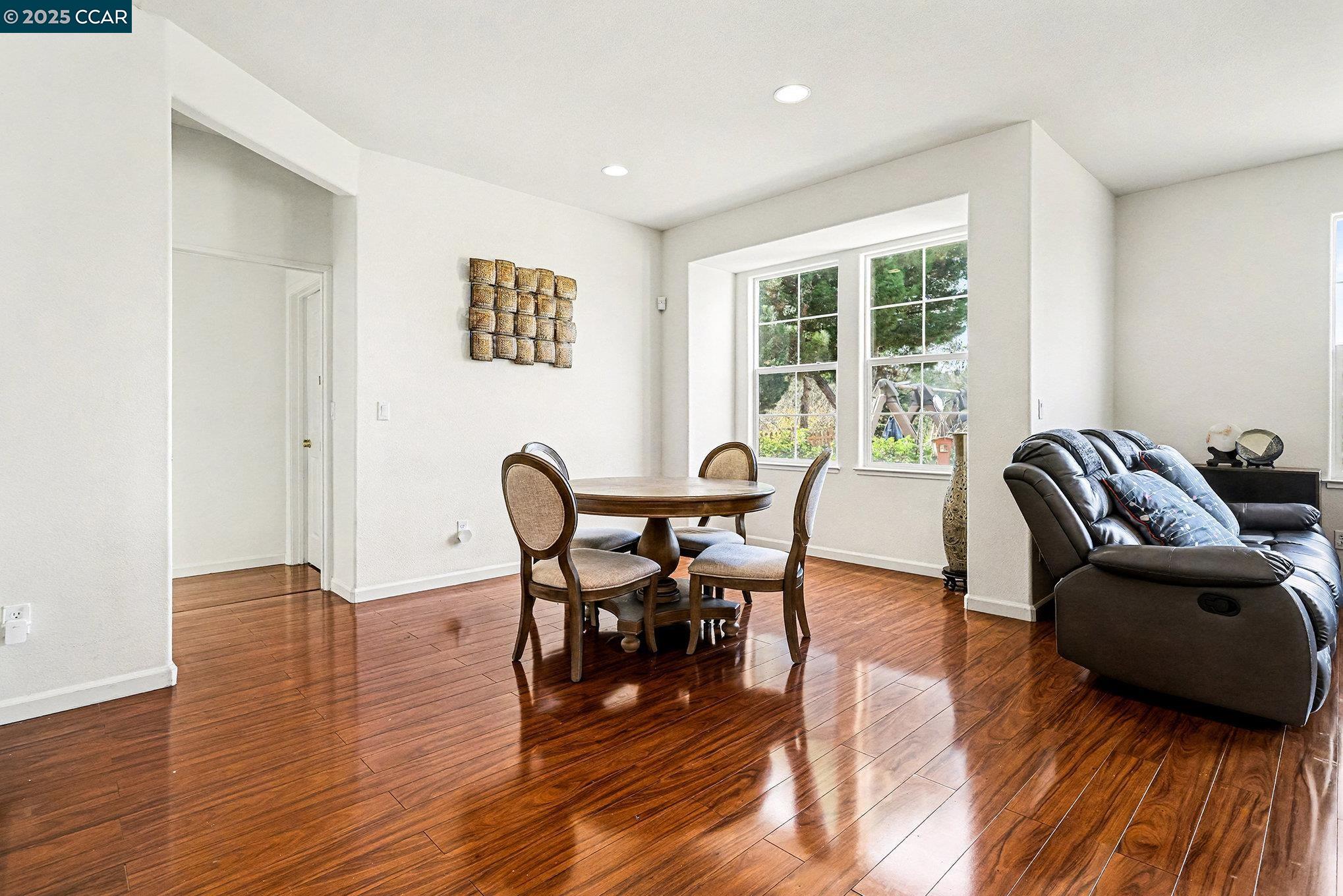 Detail Gallery Image 13 of 42 For 5701 Oakmont Dr, Richmond,  CA 94806 - 5 Beds | 3 Baths