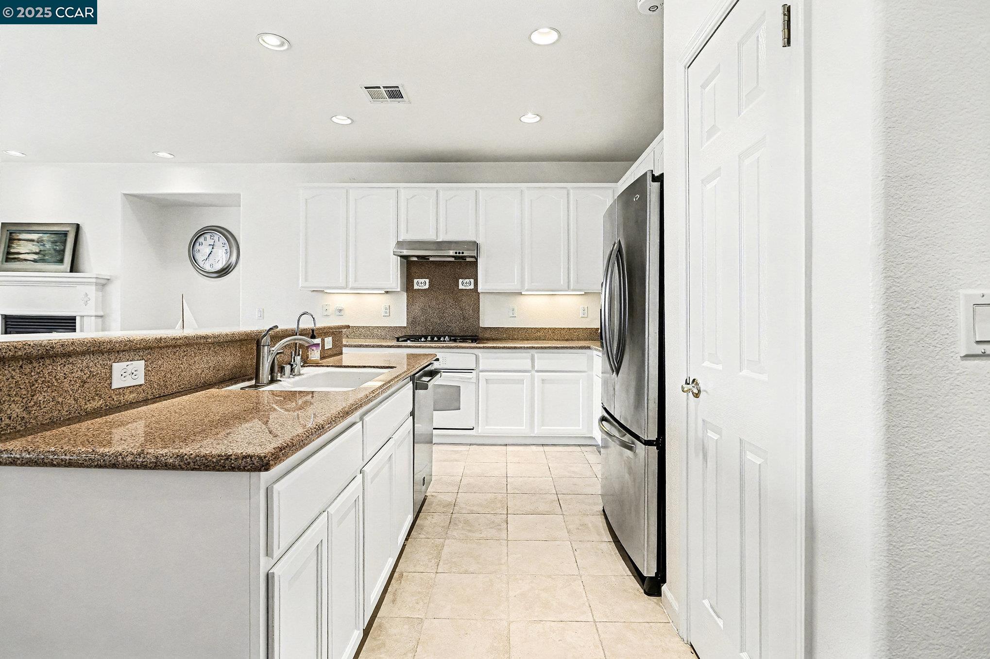 Detail Gallery Image 14 of 42 For 5701 Oakmont Dr, Richmond,  CA 94806 - 5 Beds | 3 Baths