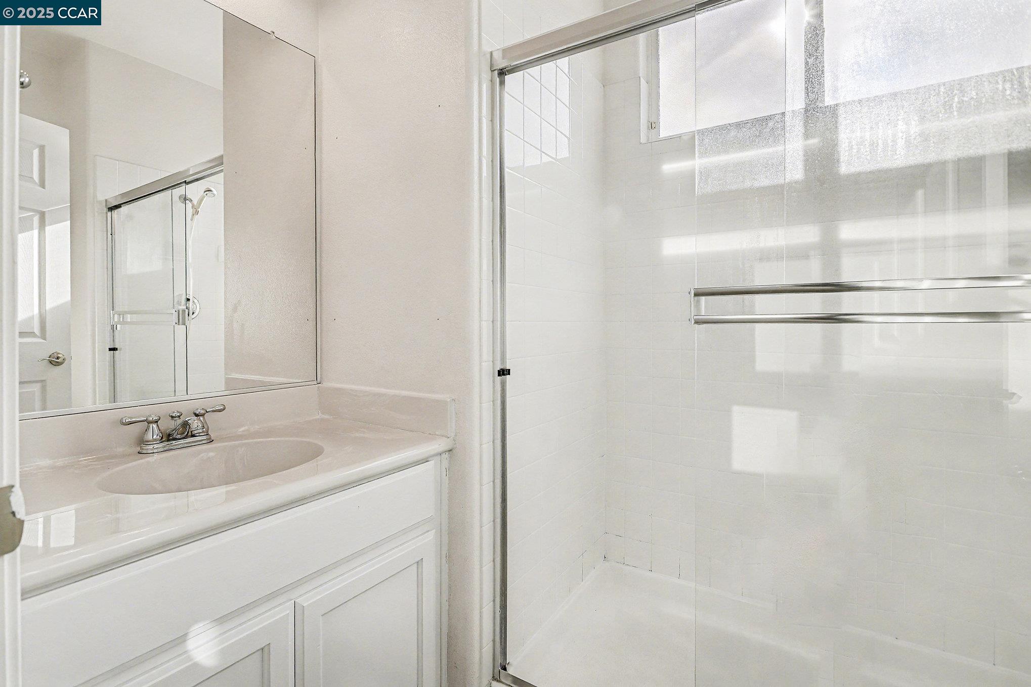 Detail Gallery Image 25 of 56 For 5701 Oakmont Dr, Richmond,  CA 94806 - 5 Beds | 3 Baths