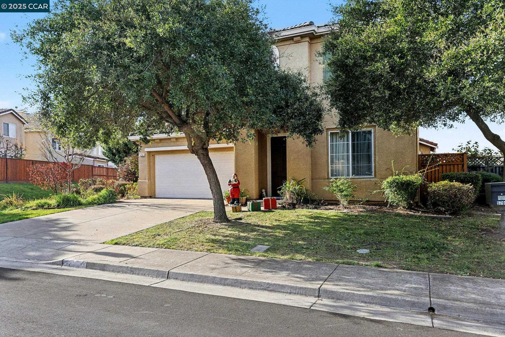 Detail Gallery Image 4 of 42 For 5701 Oakmont Dr, Richmond,  CA 94806 - 5 Beds | 3 Baths