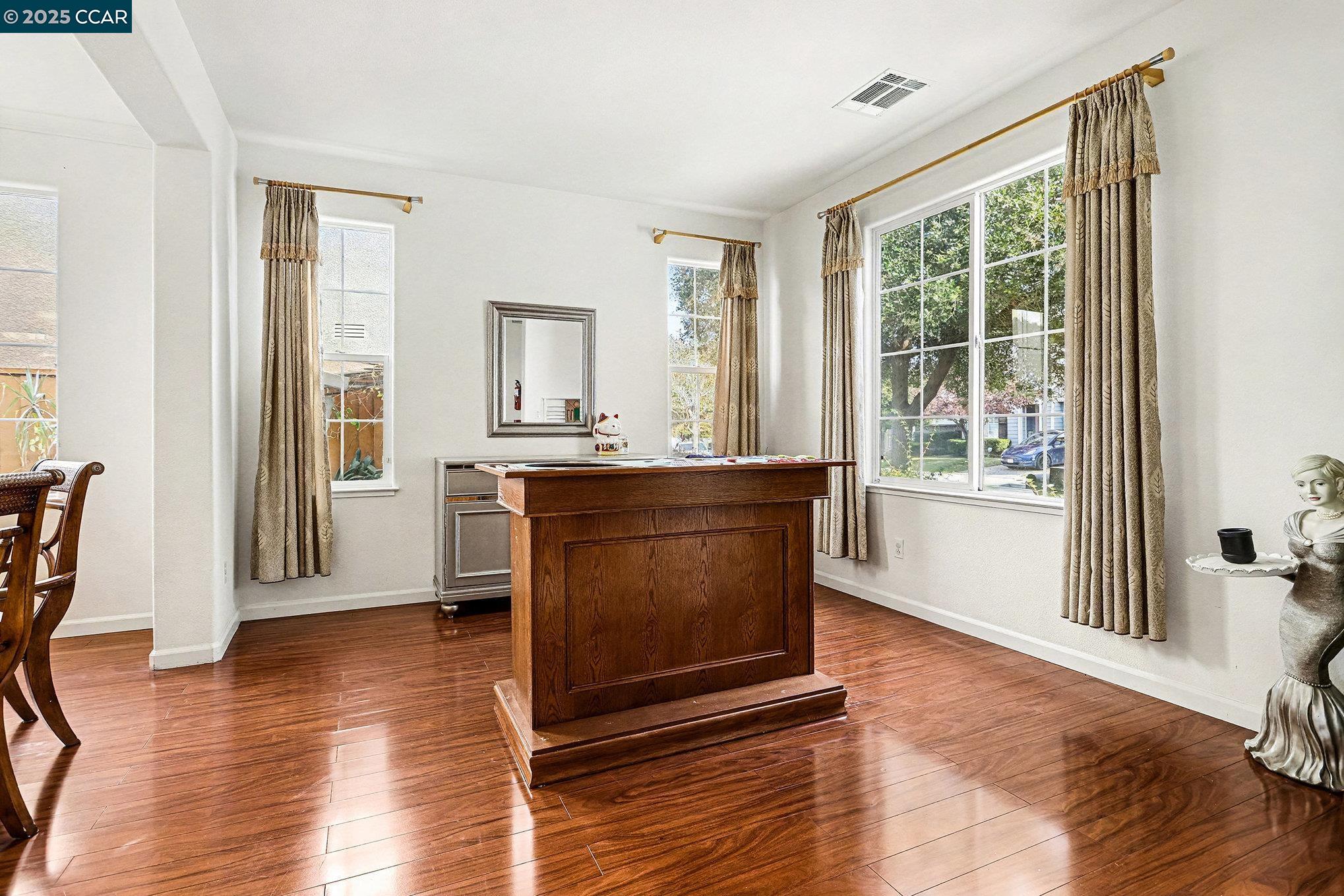 Detail Gallery Image 7 of 42 For 5701 Oakmont Dr, Richmond,  CA 94806 - 5 Beds | 3 Baths