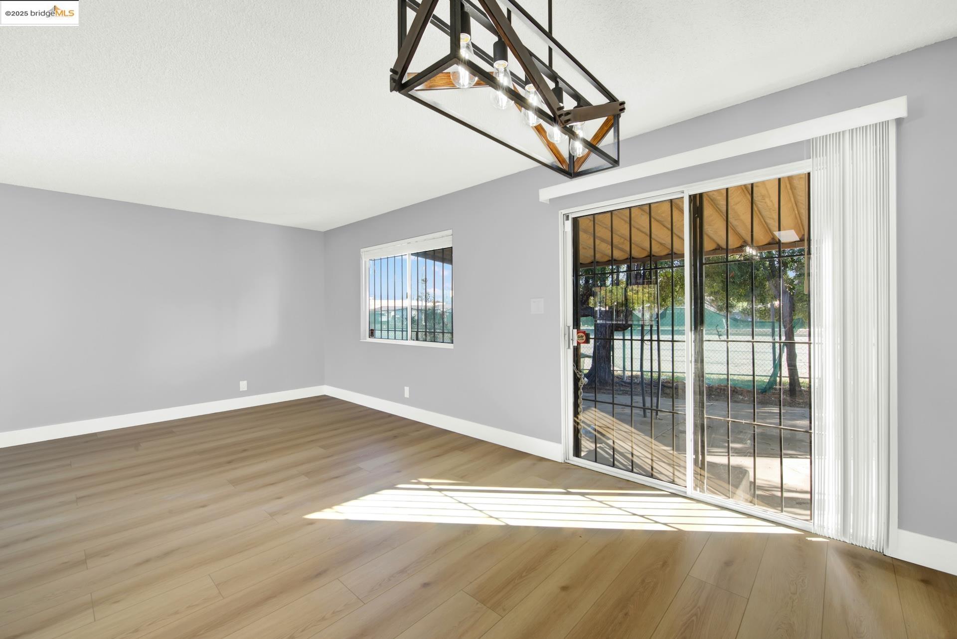 Detail Gallery Image 12 of 53 For 1232 73rd Ave, Oakland,  CA 94621 - 3 Beds | 2 Baths