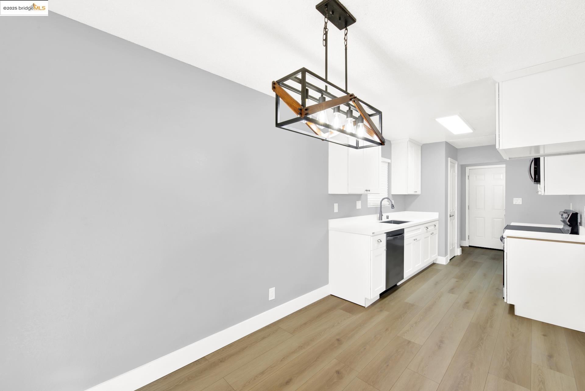 Detail Gallery Image 14 of 53 For 1232 73rd Ave, Oakland,  CA 94621 - 3 Beds | 2 Baths