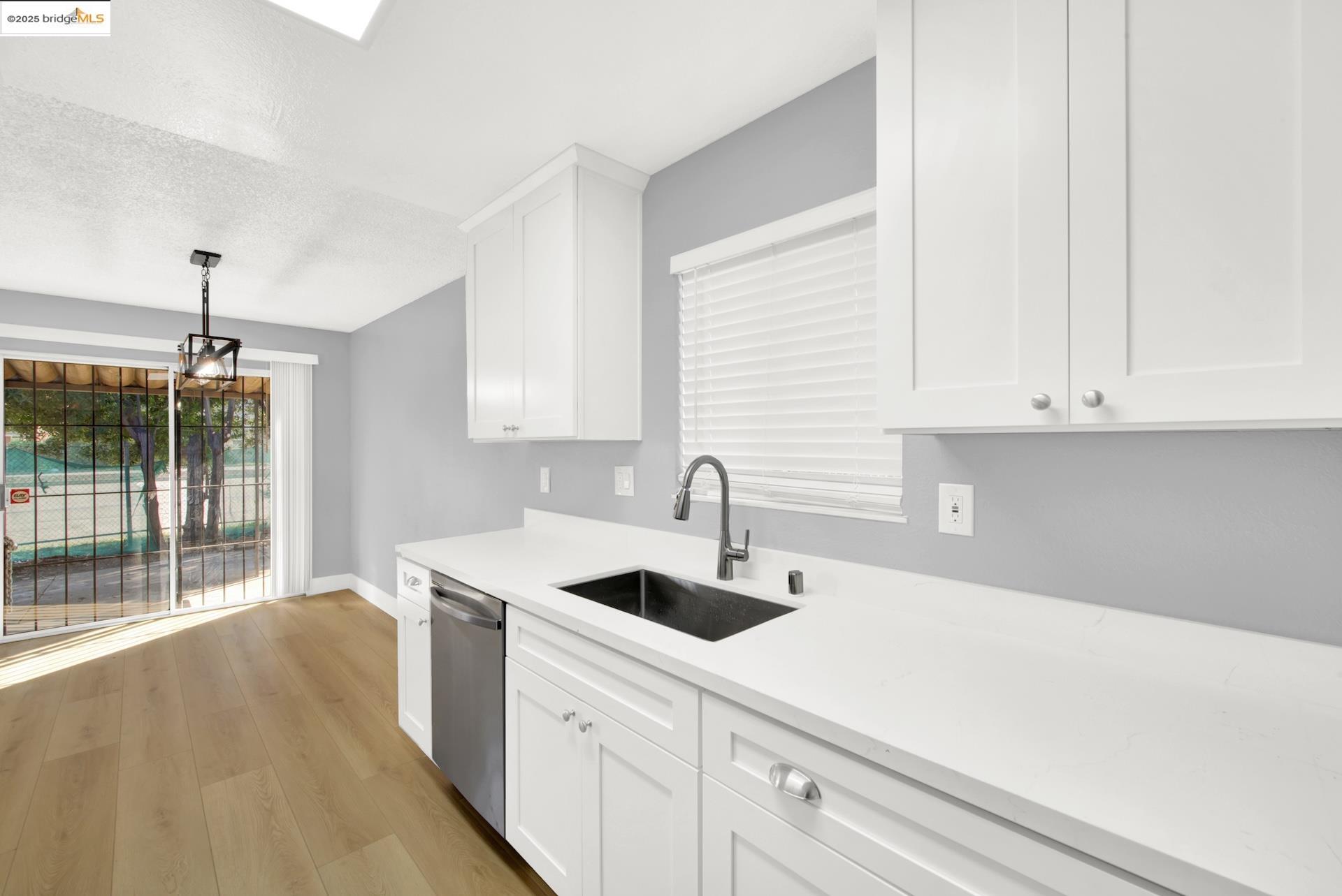 Detail Gallery Image 21 of 53 For 1232 73rd Ave, Oakland,  CA 94621 - 3 Beds | 2 Baths