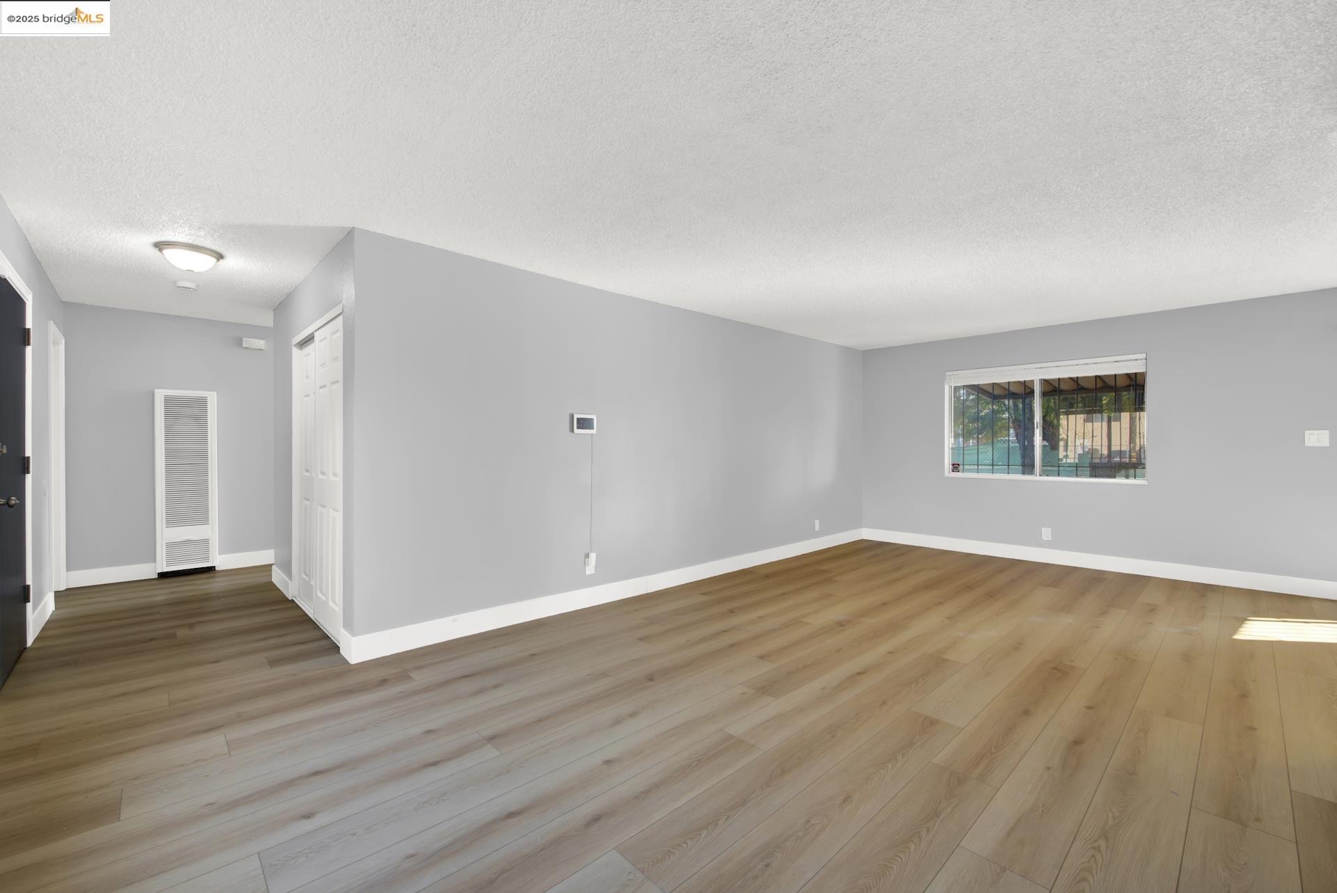 Detail Gallery Image 5 of 53 For 1232 73rd Ave, Oakland,  CA 94621 - 3 Beds | 2 Baths