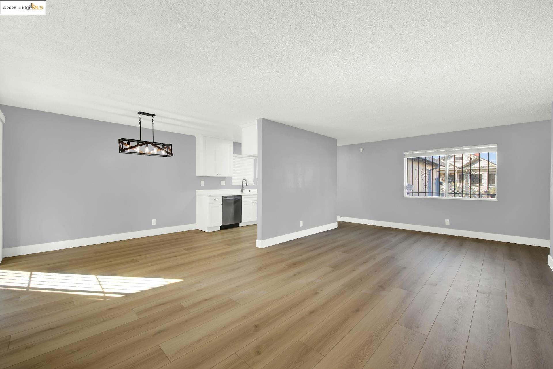 Detail Gallery Image 8 of 53 For 1232 73rd Ave, Oakland,  CA 94621 - 3 Beds | 2 Baths