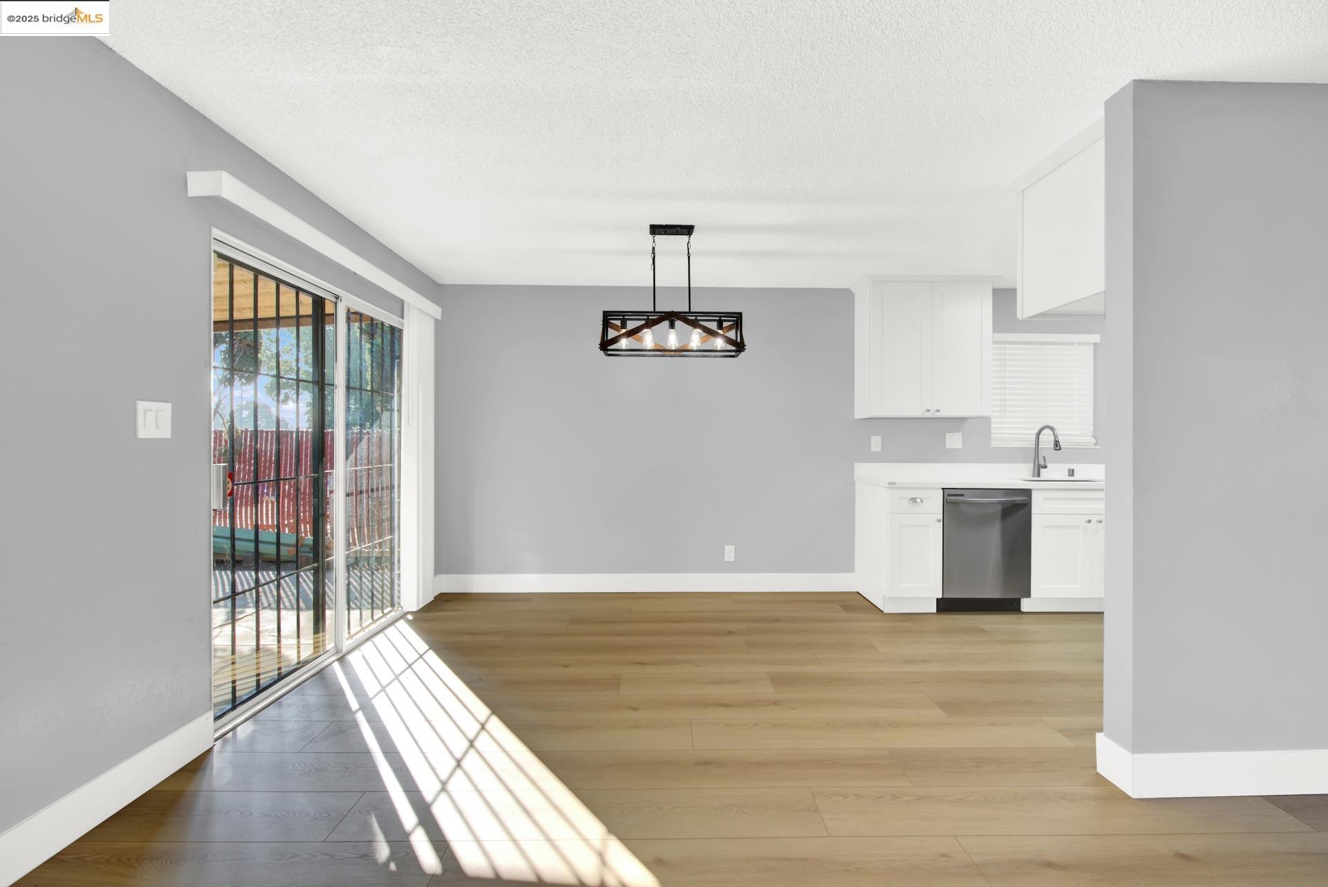 Detail Gallery Image 9 of 53 For 1232 73rd Ave, Oakland,  CA 94621 - 3 Beds | 2 Baths