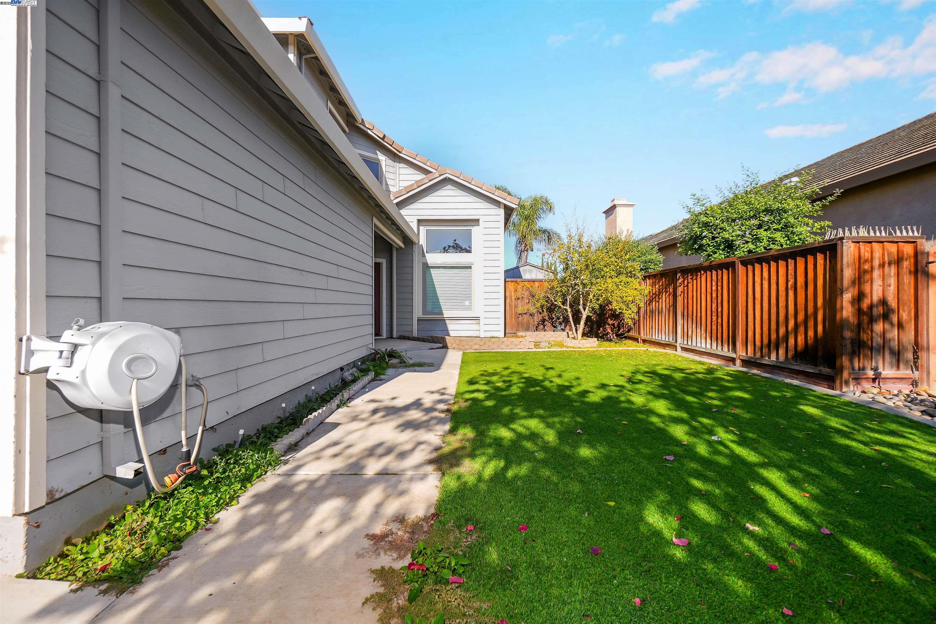 Detail Gallery Image 5 of 60 For 1445 Yorkshire Loop, Tracy,  CA 95376 - 4 Beds | 3 Baths