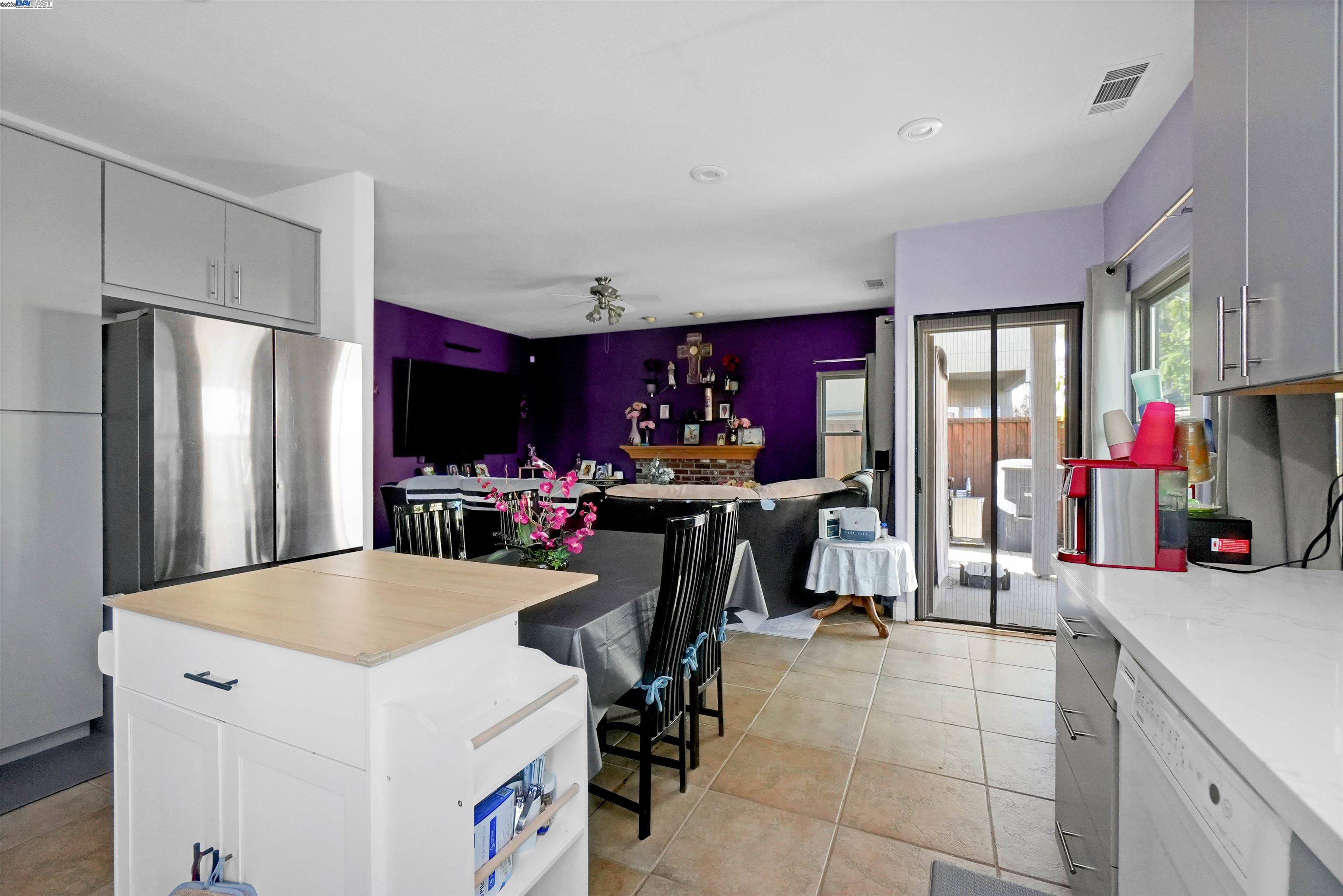 Detail Gallery Image 7 of 10 For 1445 Yorkshire Loop, Tracy,  CA 95376 - 4 Beds | 3 Baths