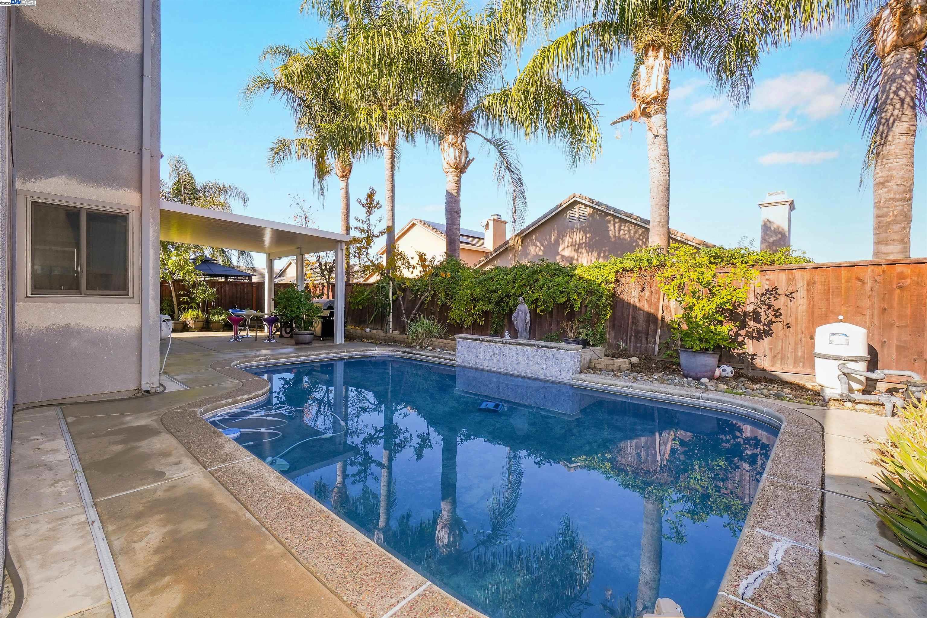 Detail Gallery Image 9 of 10 For 1445 Yorkshire Loop, Tracy,  CA 95376 - 4 Beds | 3 Baths