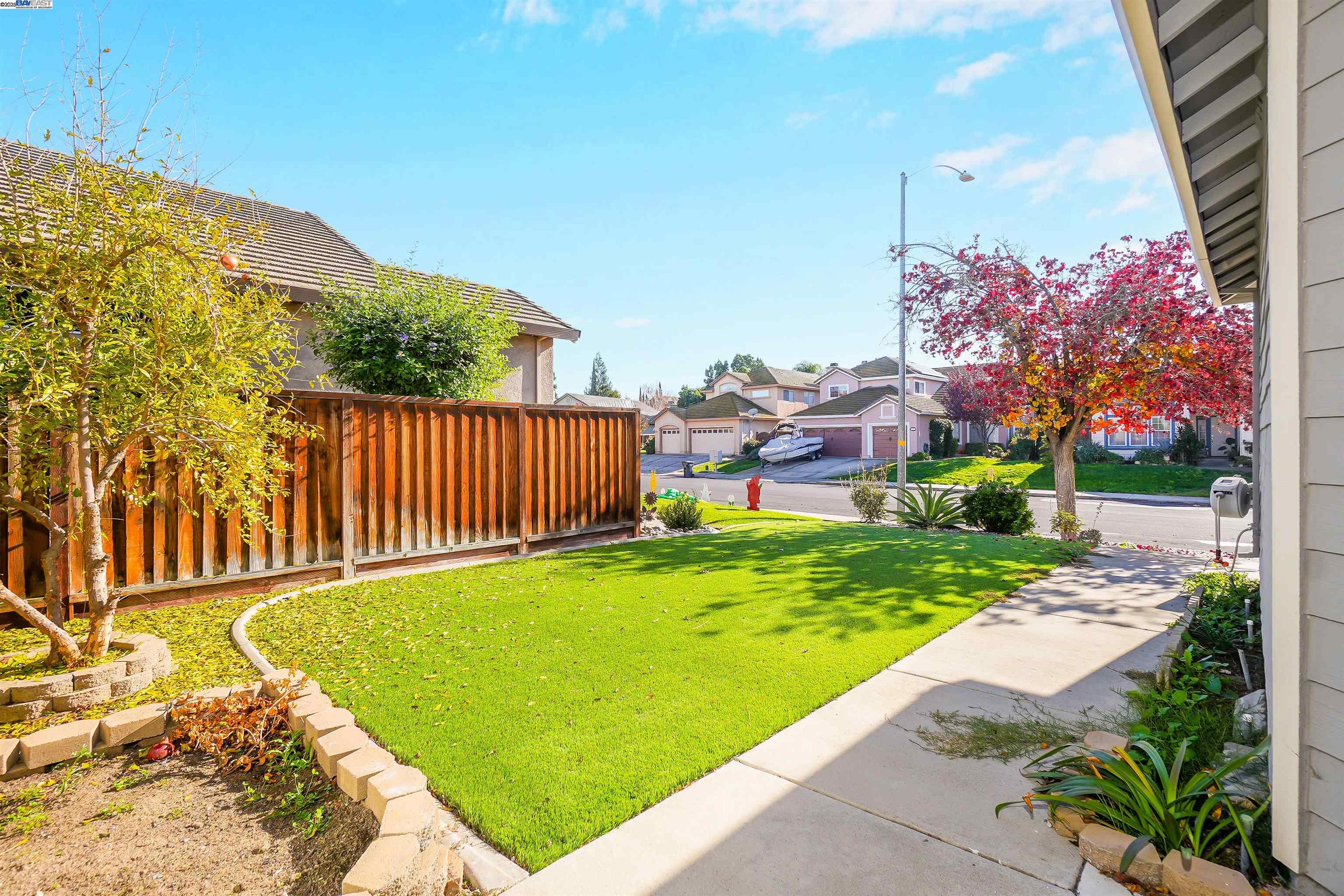 Detail Gallery Image 9 of 60 For 1445 Yorkshire Loop, Tracy,  CA 95376 - 4 Beds | 3 Baths