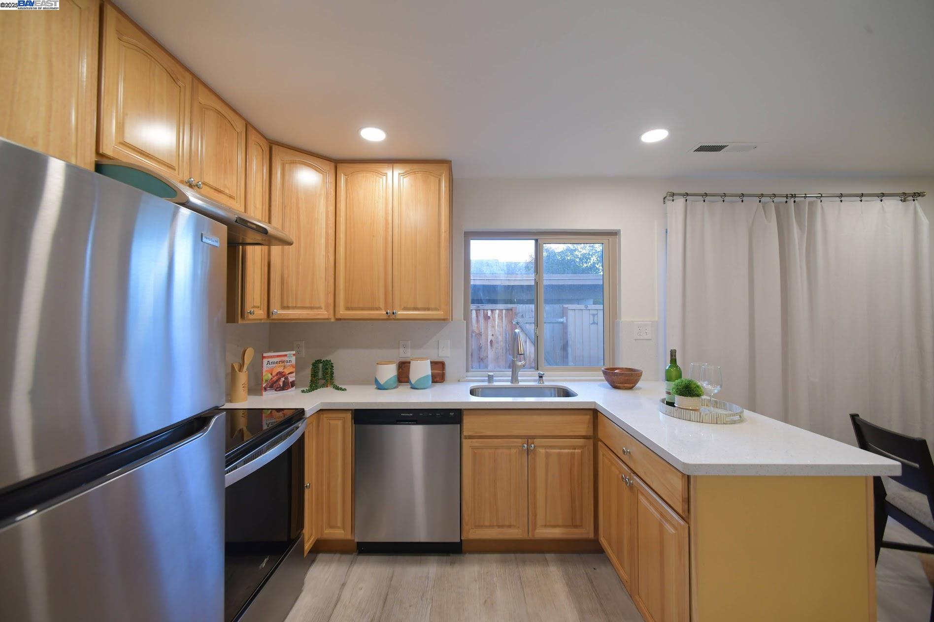 Detail Gallery Image 7 of 24 For 2363 Arf Ave, Hayward,  CA 94545 - 2 Beds | 1/1 Baths