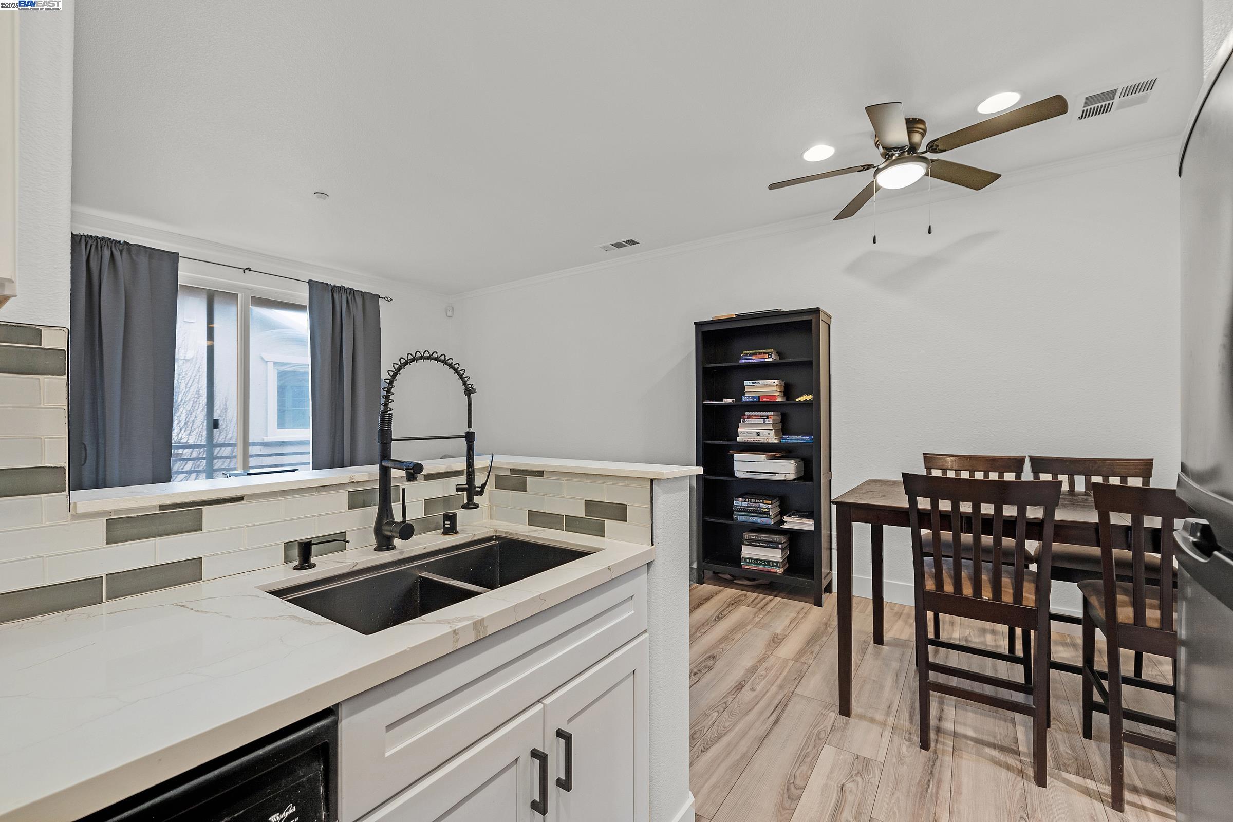 Detail Gallery Image 2 of 24 For 1594 Tucker St #56,  Oakland,  CA 94603 - 2 Beds | 2 Baths
