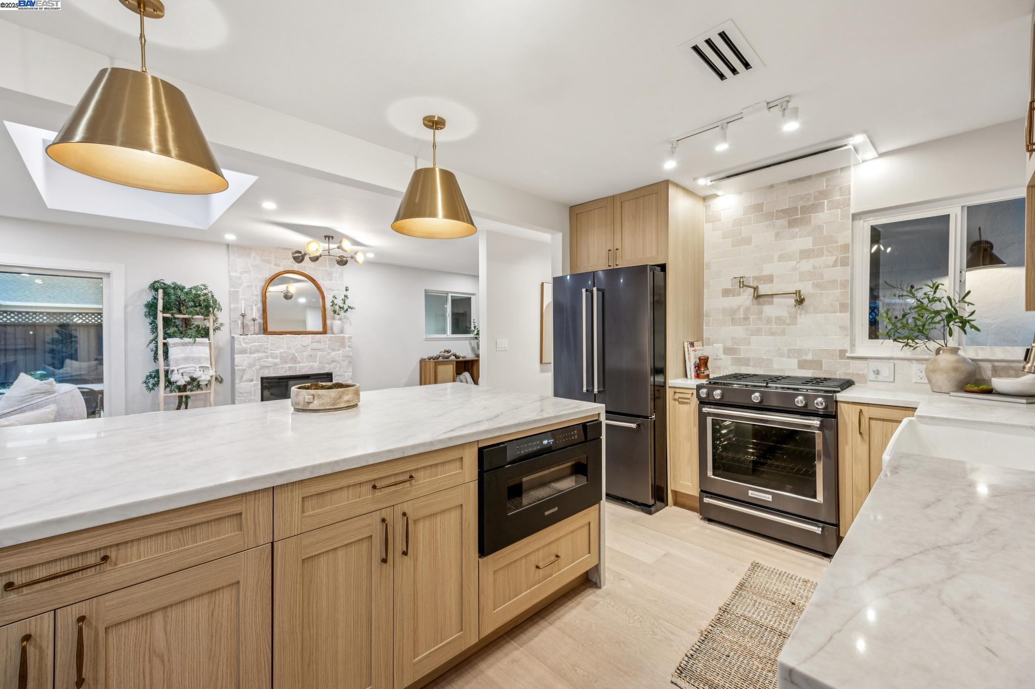 Detail Gallery Image 13 of 57 For 10777 W Estates Dr, Cupertino,  CA 95014 - 3 Beds | 3 Baths