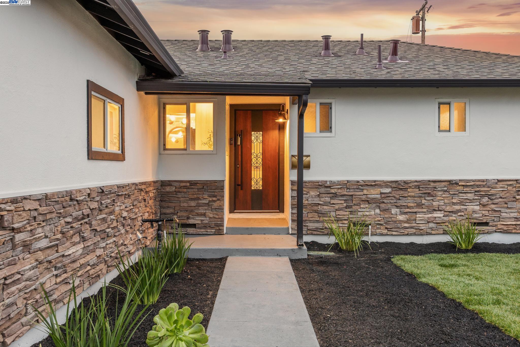 Detail Gallery Image 5 of 57 For 10777 W Estates Dr, Cupertino,  CA 95014 - 3 Beds | 3 Baths