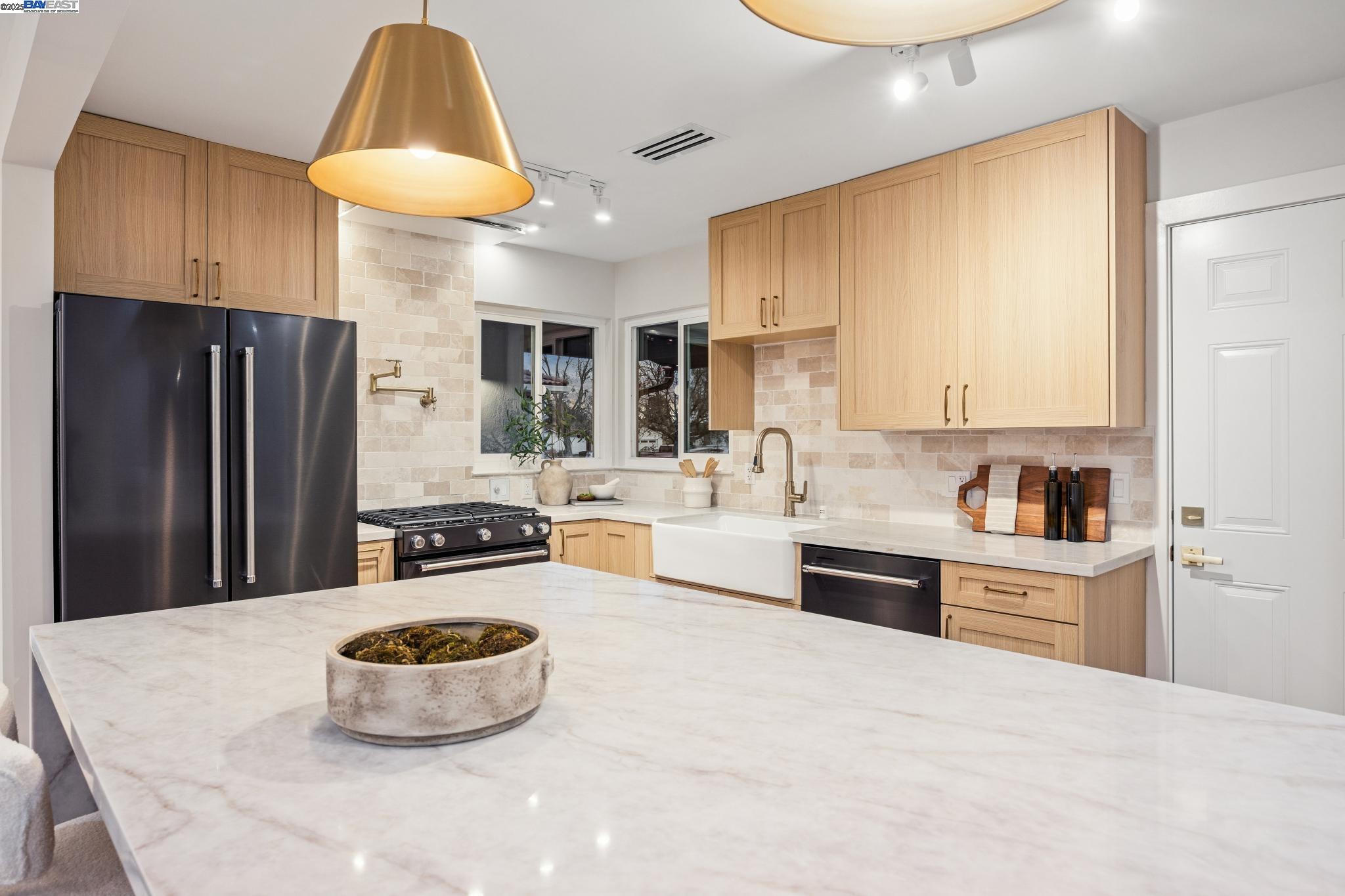 Detail Gallery Image 10 of 57 For 10777 W Estates Dr, Cupertino,  CA 95014 - 3 Beds | 3 Baths