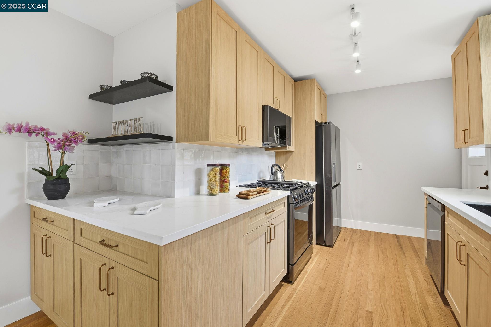 Detail Gallery Image 9 of 42 For 4461 Alhambra Way, Martinez,  CA 94553 - 3 Beds | 2/1 Baths